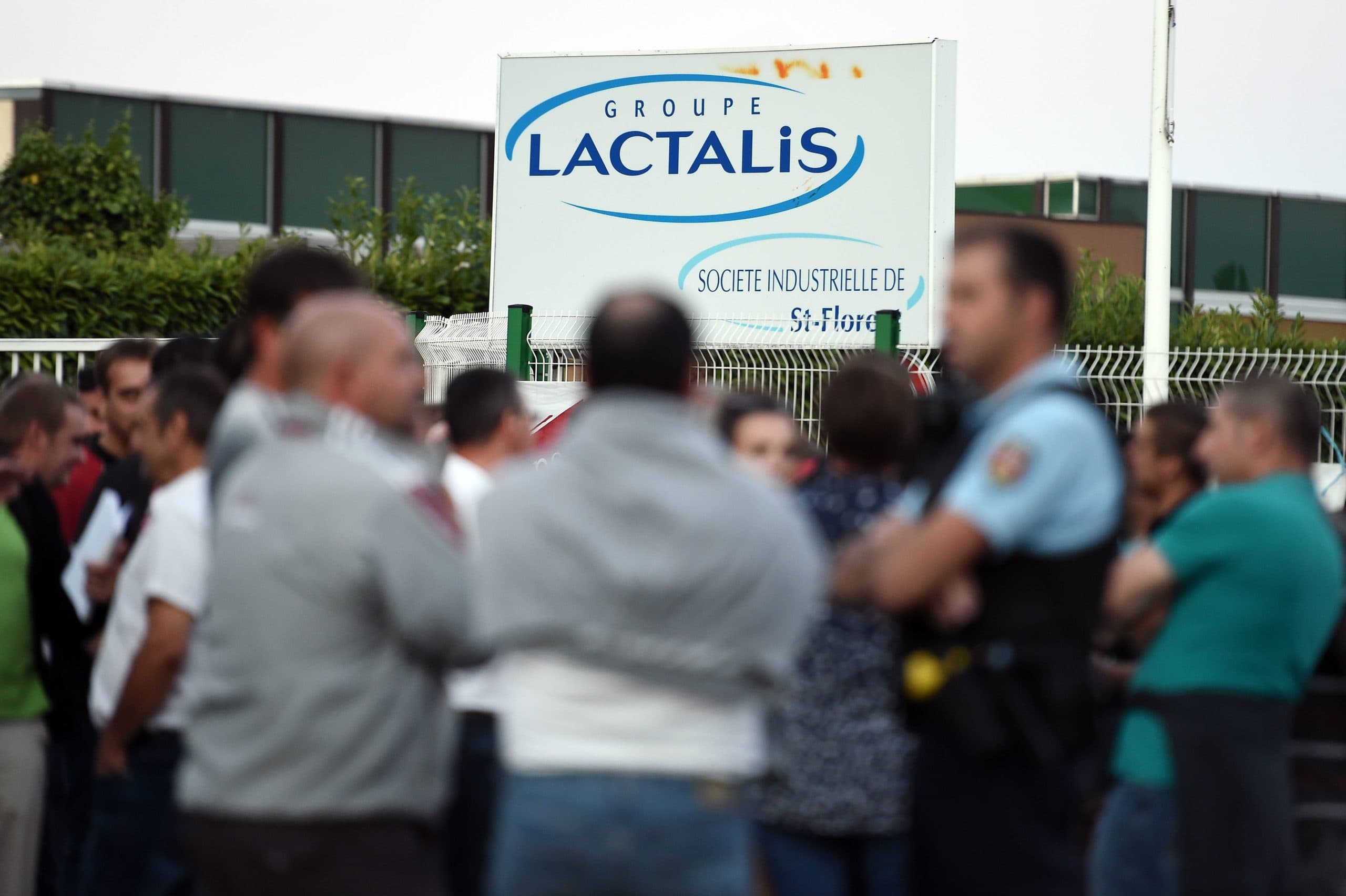 Protesterende boeren bij de fabriek van Lactalis eind augustus 2016. Foto: AFP