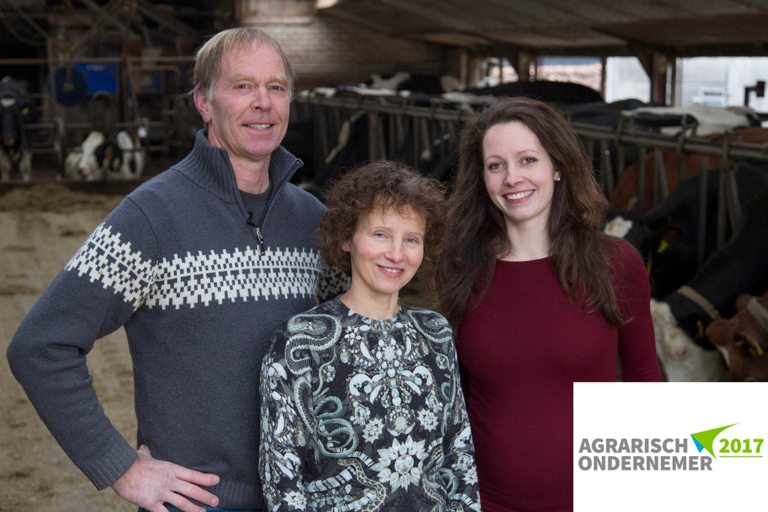 (V.l.n.r.) Vader Wim, moeder Mieke en dochter Leonie van Zuilichem produceren yoghurt en kwark. Foto: Jan Willem Schouten