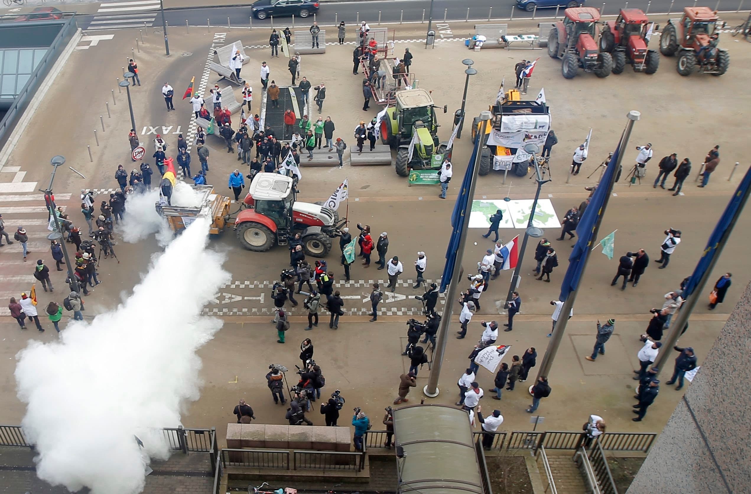 Boerenprotest in Brussel met brandend melkpoeder