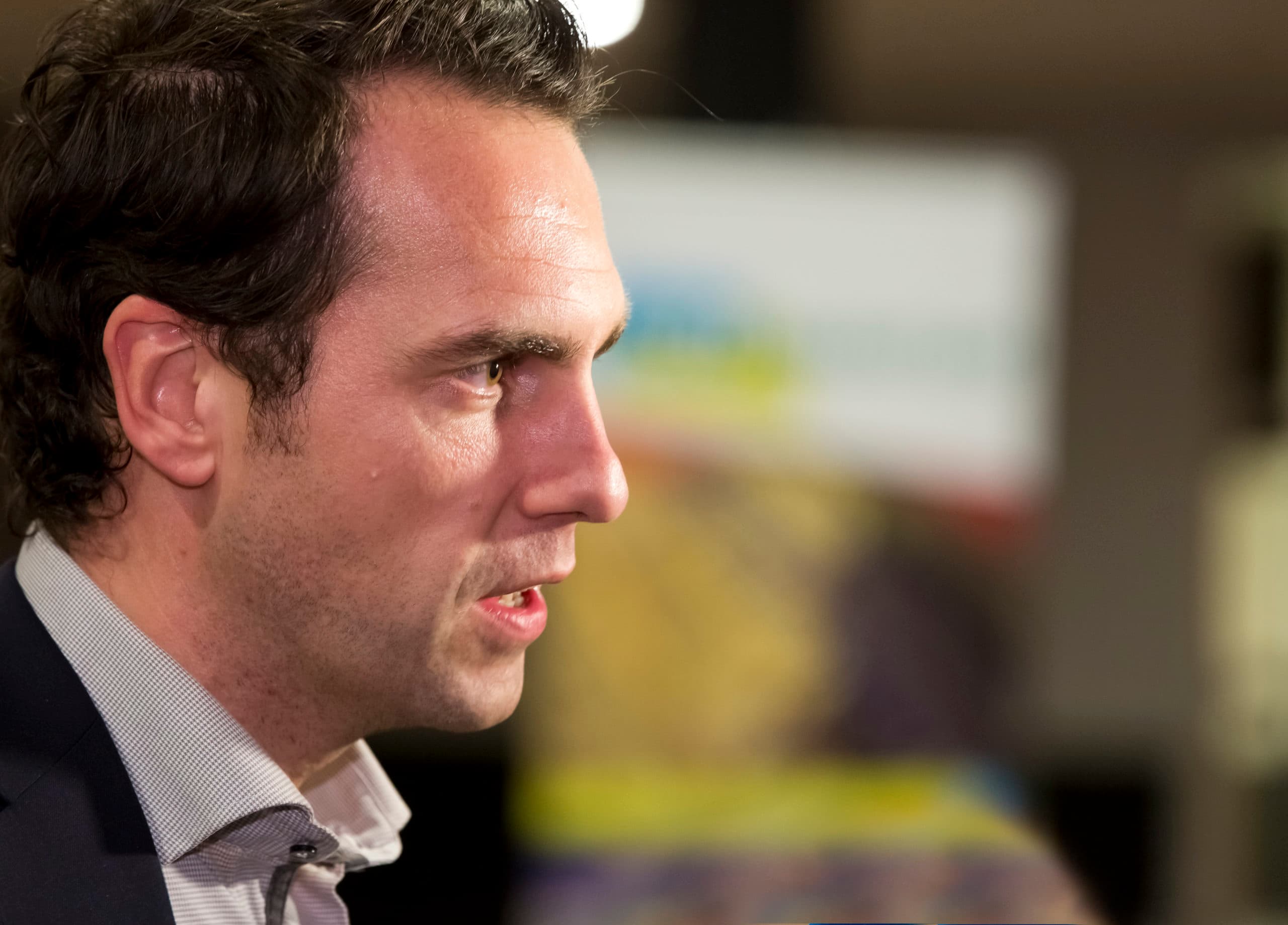 Martijn van Dam zit in zwaar weer als staatssecretaris. De vraag hangt in de lucht of hij de Kamer verkeerd heeft geïnformeerd, in de Haagse mores een politieke doodzonde. - Foto: Ruud Ploeg