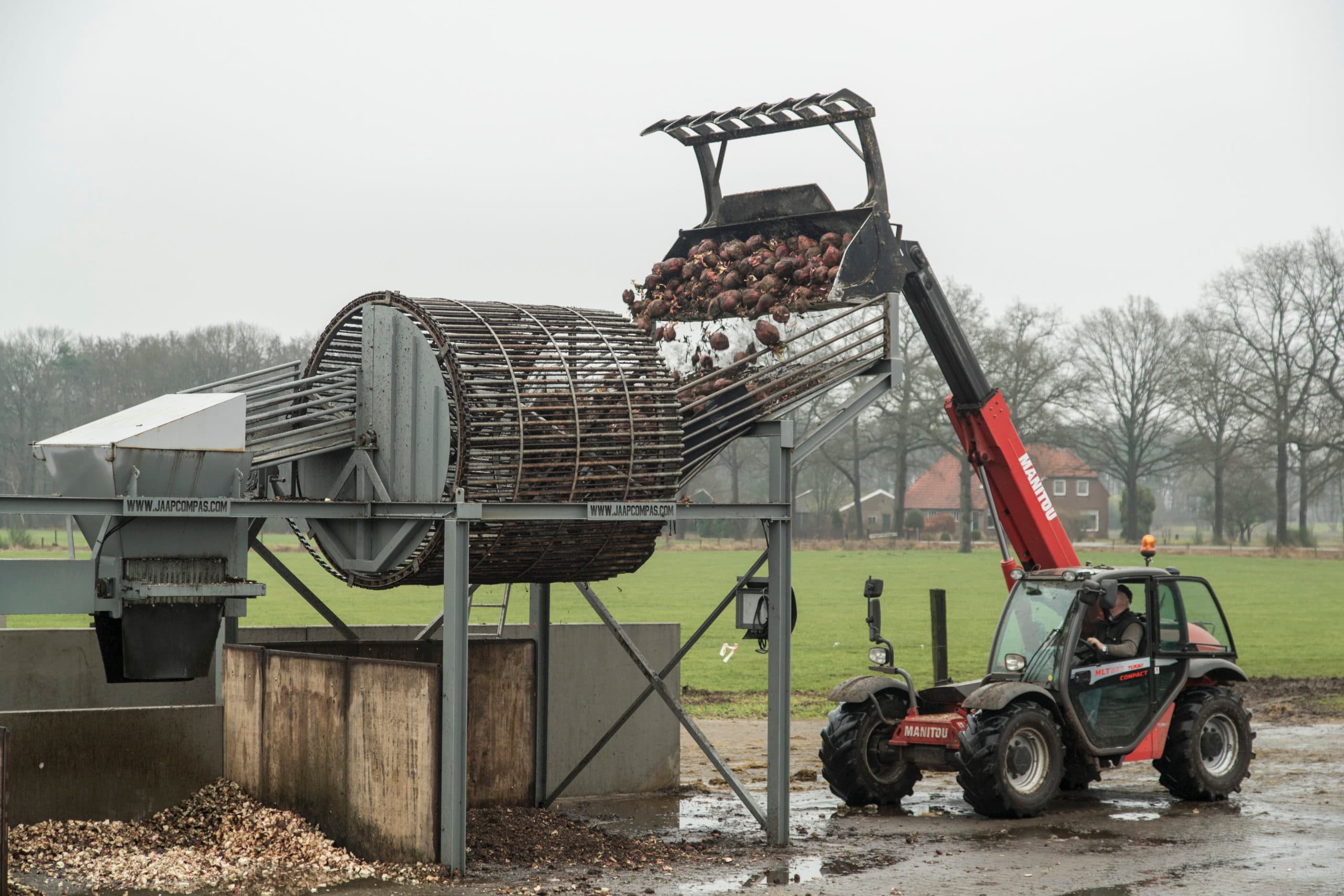 Eric Smale ontwikkelde een machine om voerderbieten te reinigen en snijden. - Foto: Koos Groenewold