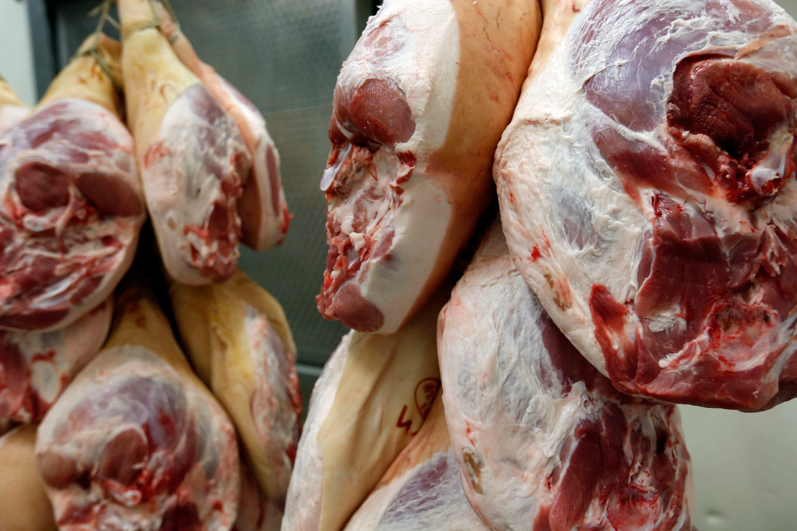 Hammen in de koeling. Varkensvlees is gevraagd dit jaar. - Foto: Bert Jansen
