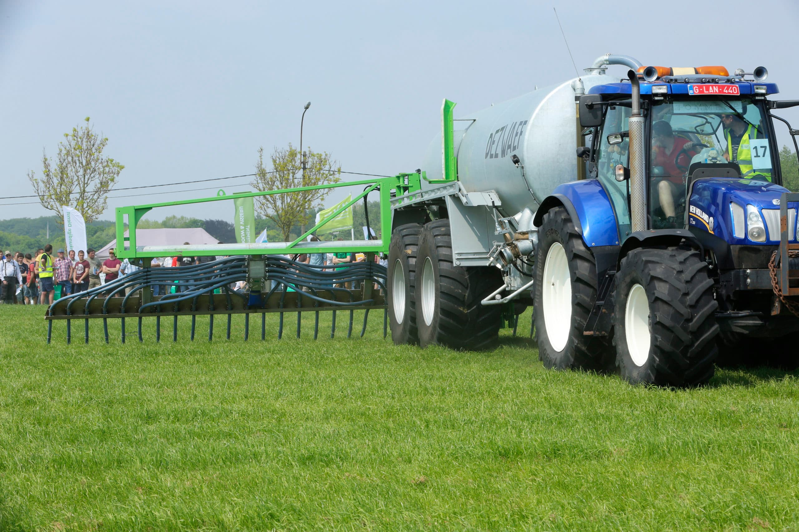 Op deze demo in Merelbeke is veel belangstelling voor de Belgische techniek. Betalen was in 2015 echter een probleem - Foto: Henk Riswick