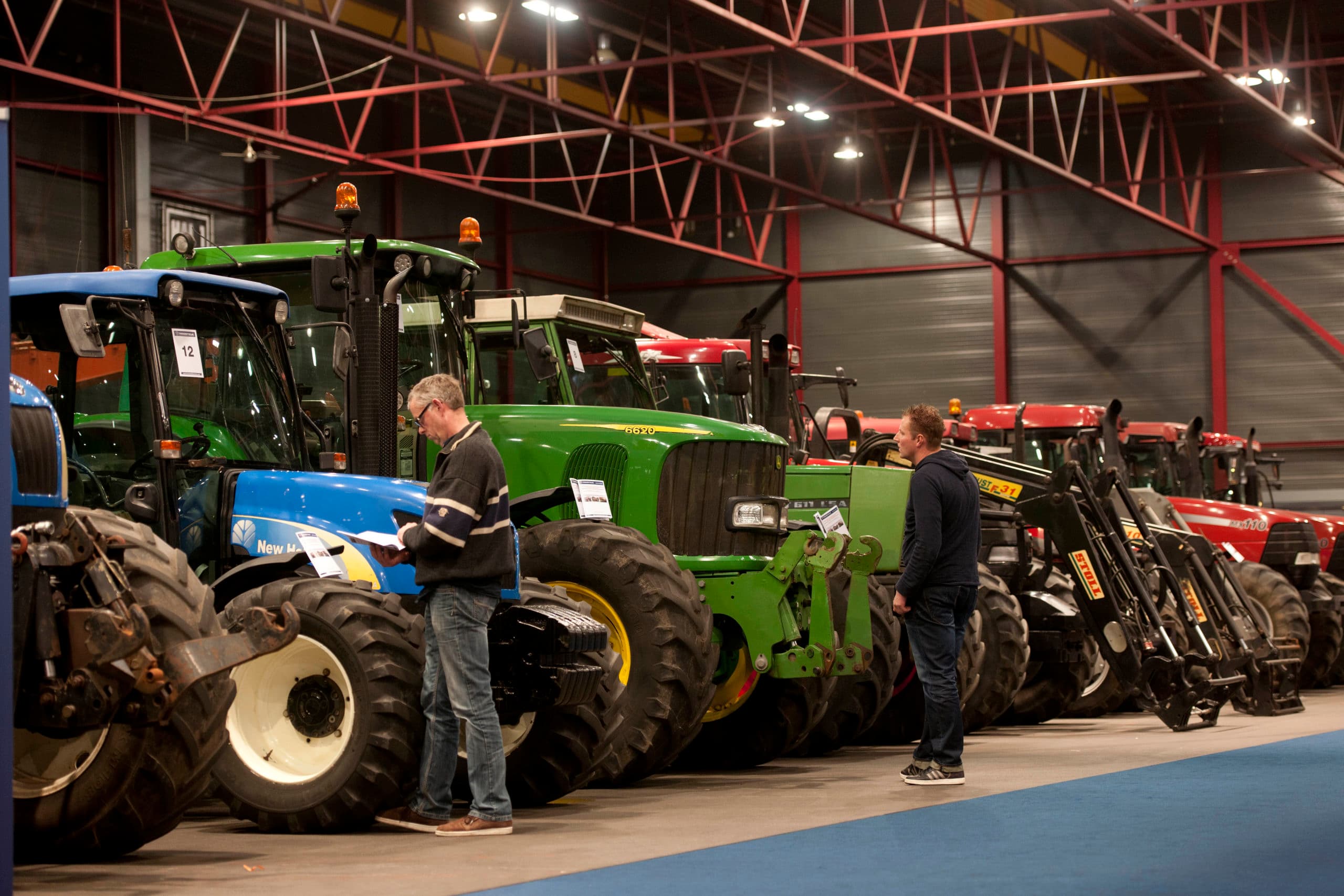 Loonwerker Bos in Waaksens stopt. De werktuigen en machines worden online geveild. - Foto: Mark Pasveer