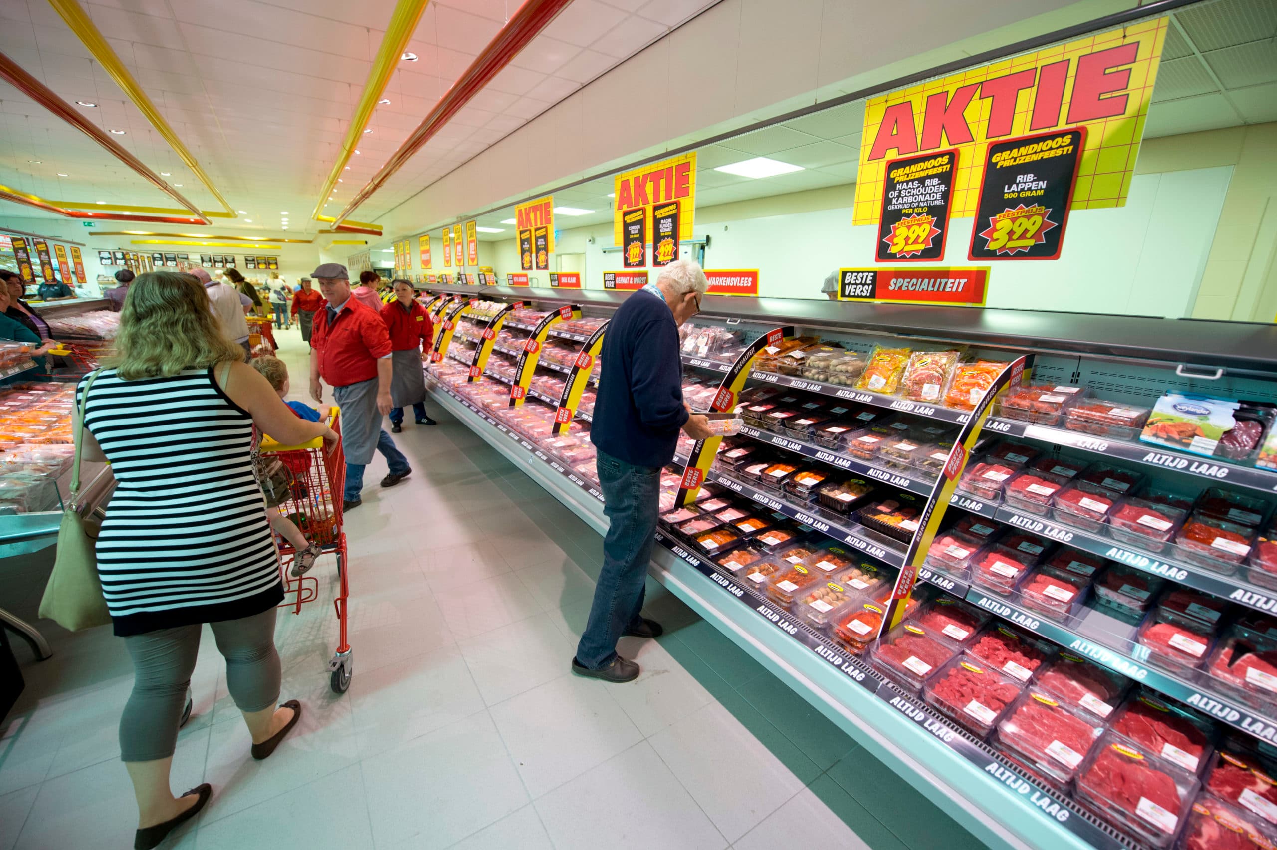 Supermarkten die stunten met vleesprijzen zijn Wakker Dier een doorn in het oog. - Foto: Marcel van Hoorn