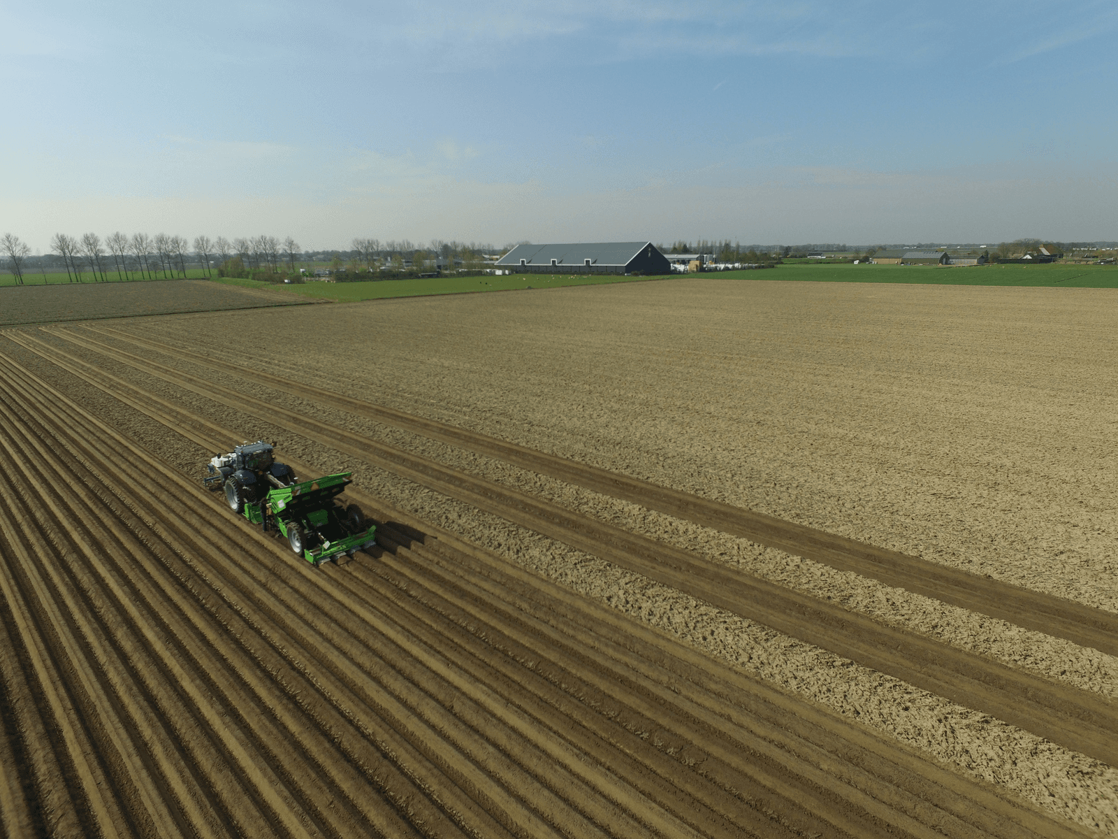 Poten van aardappelen - Foto: Van Iperen