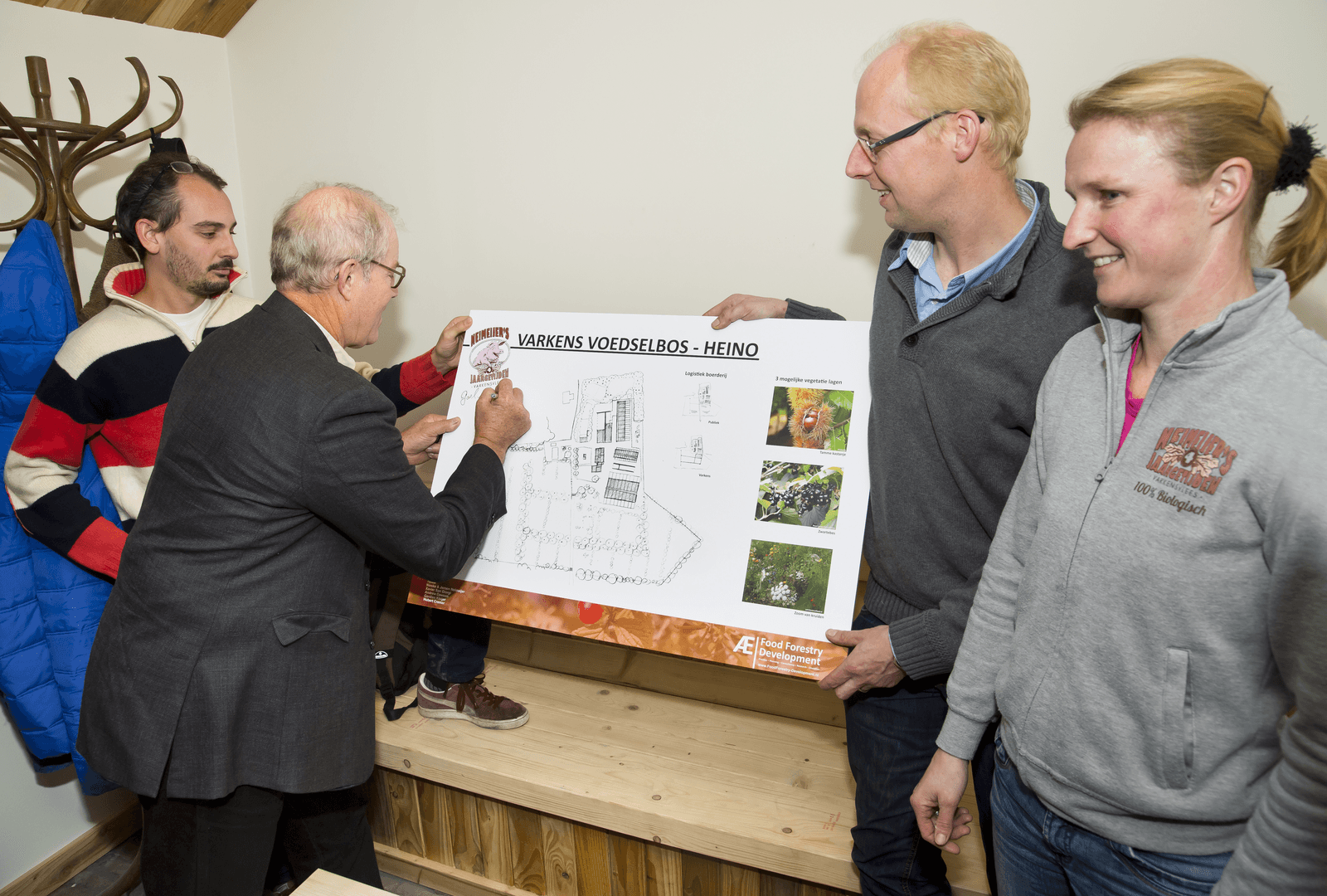 Joel Salatin plant eerste boom varkensvoedselbos. - Foto: Ruud Ploeg
