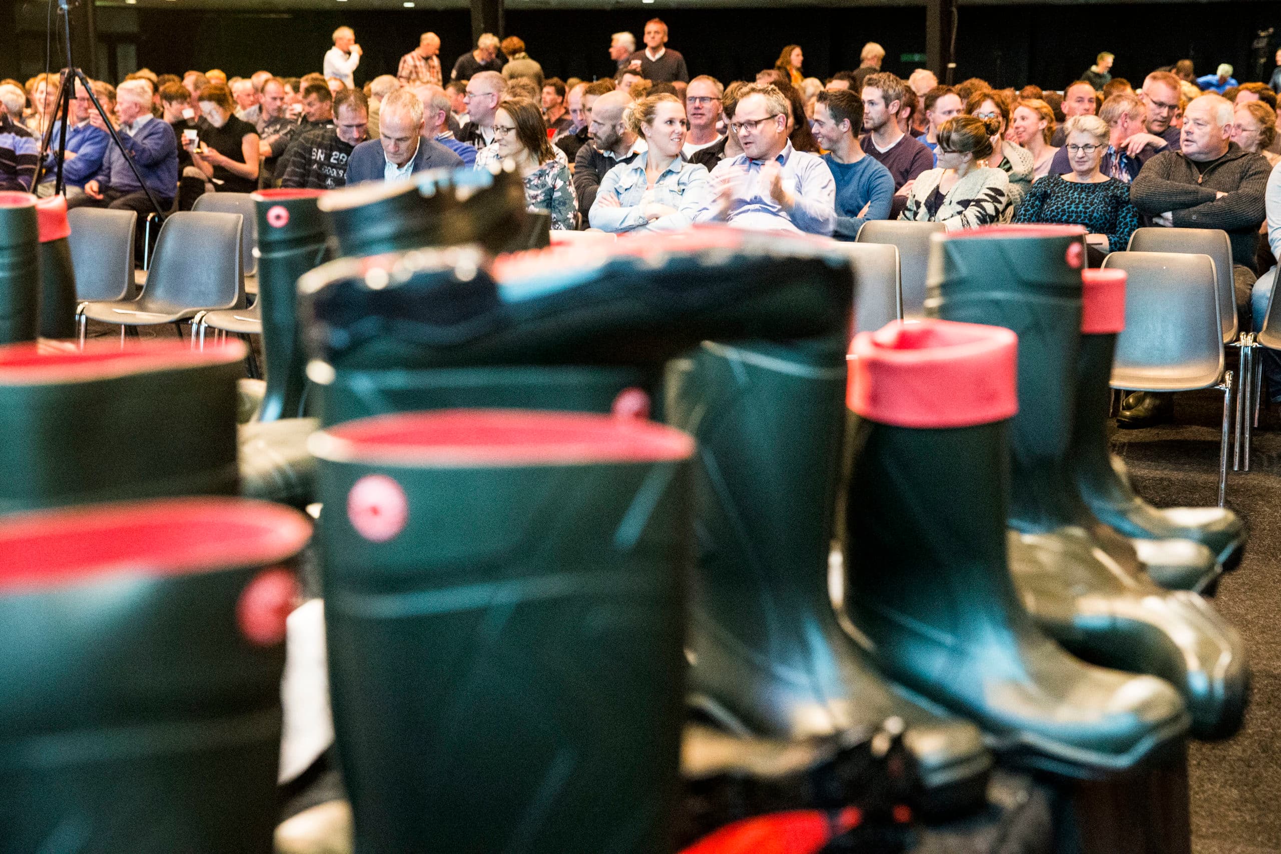 ZWOLLE - Sfeerbeeld van de protestactie met laarzen op het podium voorafgaande aan de bijeenkomst met de melkveehouders met staatssecretaris Martijn van Dam in de IJsselhallen. De boeren zijn bezorgd over het uitblijven van strengere milieuregels voor melkveehouders voor fosfaatrechten. ANP VINCENT JANNINK