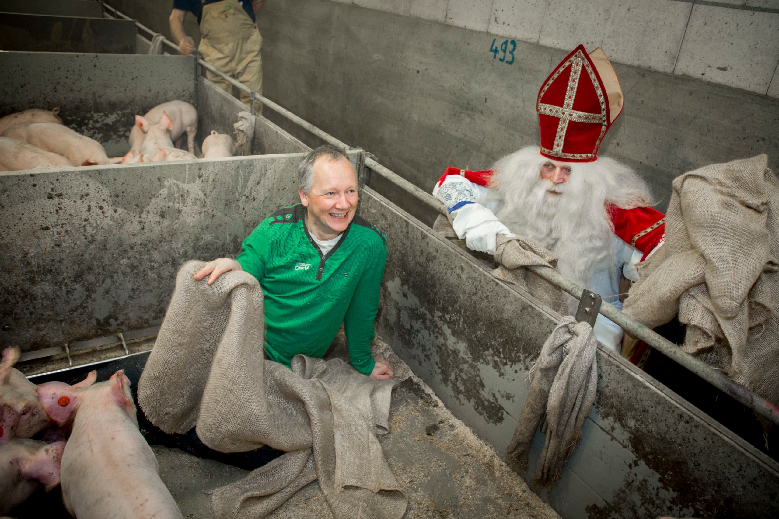 Sint deelt jute zakken uit bij Johnny Hogenkamp. - Foto: Koos Groenewold