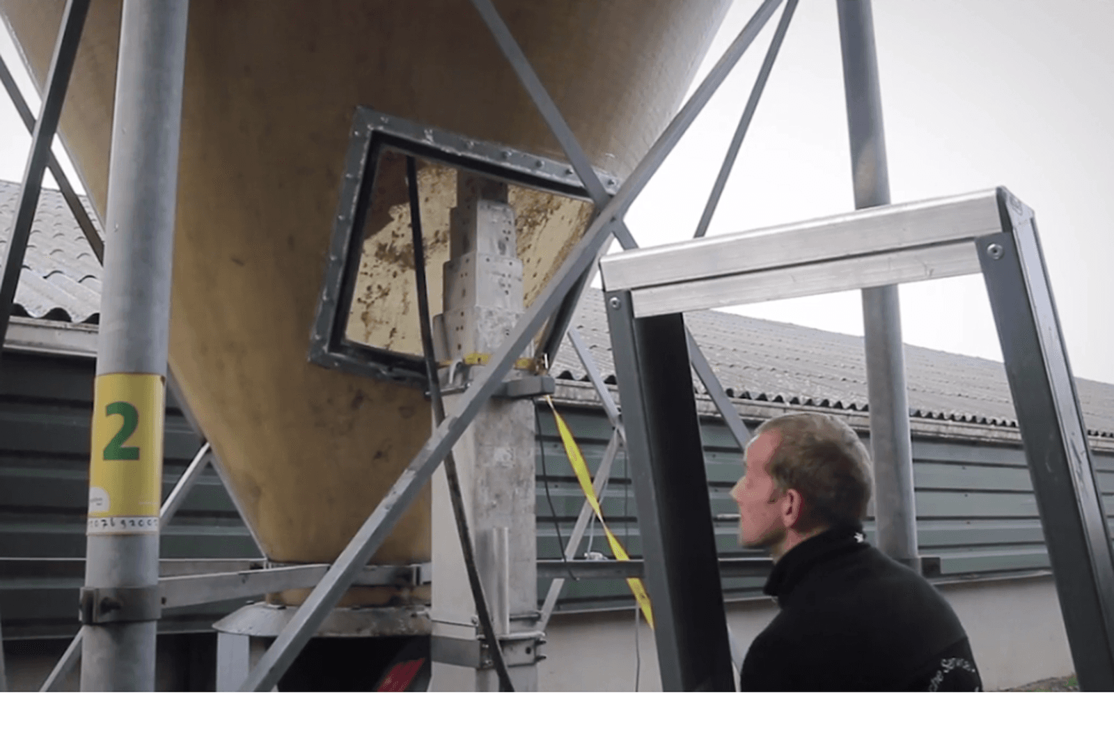 Joost Kruiger ontwikkelde een semi-automatische spruitrobot voor de reiniging van mengvoersilo's. Deze reinigt, ontsmet en droogt de silo via het mangat. - Beeld: Theo Galama