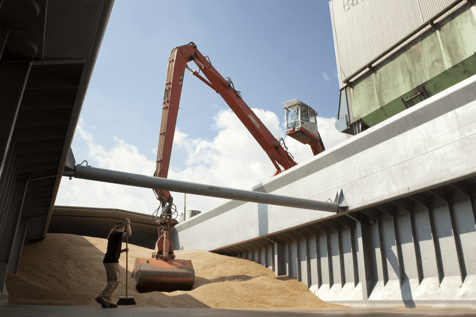 Lossen van vrachtschip met graan - Foto: Bart Nijs