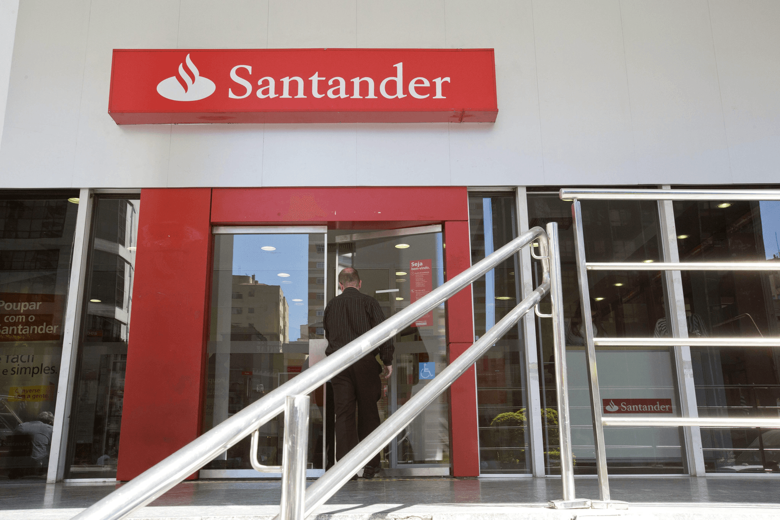 Bank Santander krijgt megaboete voor illegale soja - Foto: EPA