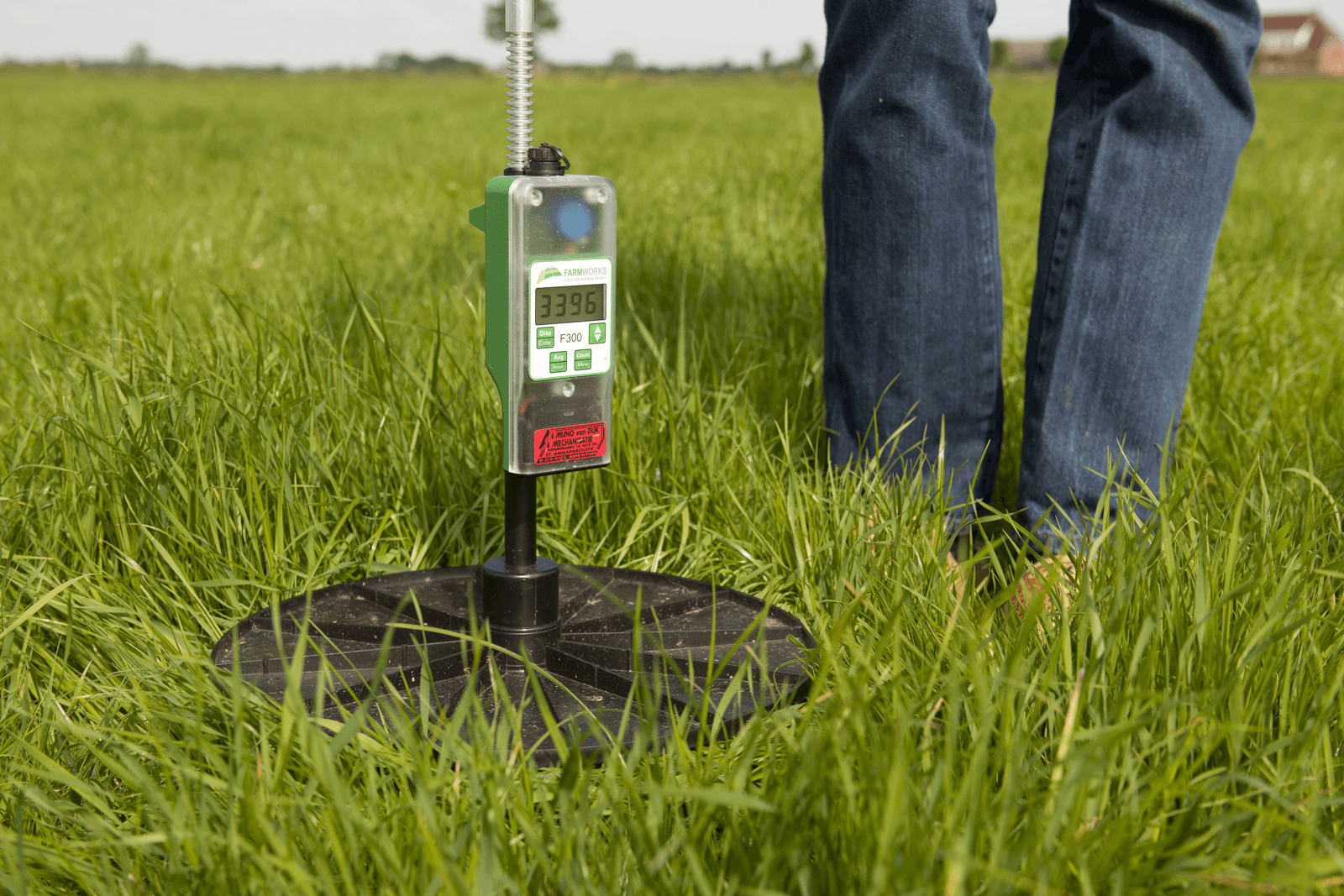 De grashoogtemeter geeft nu nog het beste inzicht in de hoeveelheid gras. - Foto: Mark Pasveer
