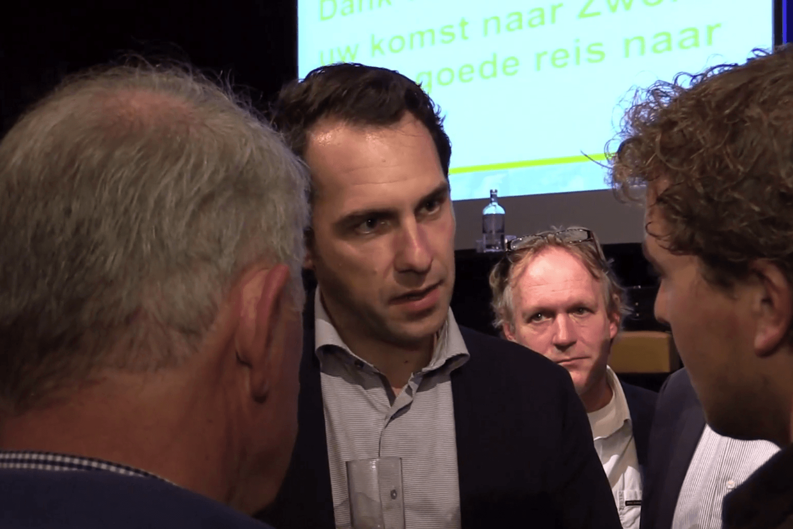 Van Dam in gesprek met boeren: ik knok voor jullie - Foto: Theo Galama