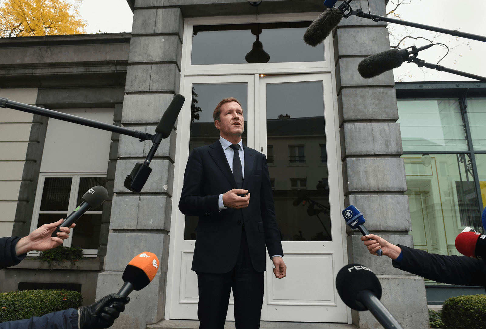 De Waalse premier Paul Magnette praat met de pers, na een Ceta-bespreking. - Foto: AFP