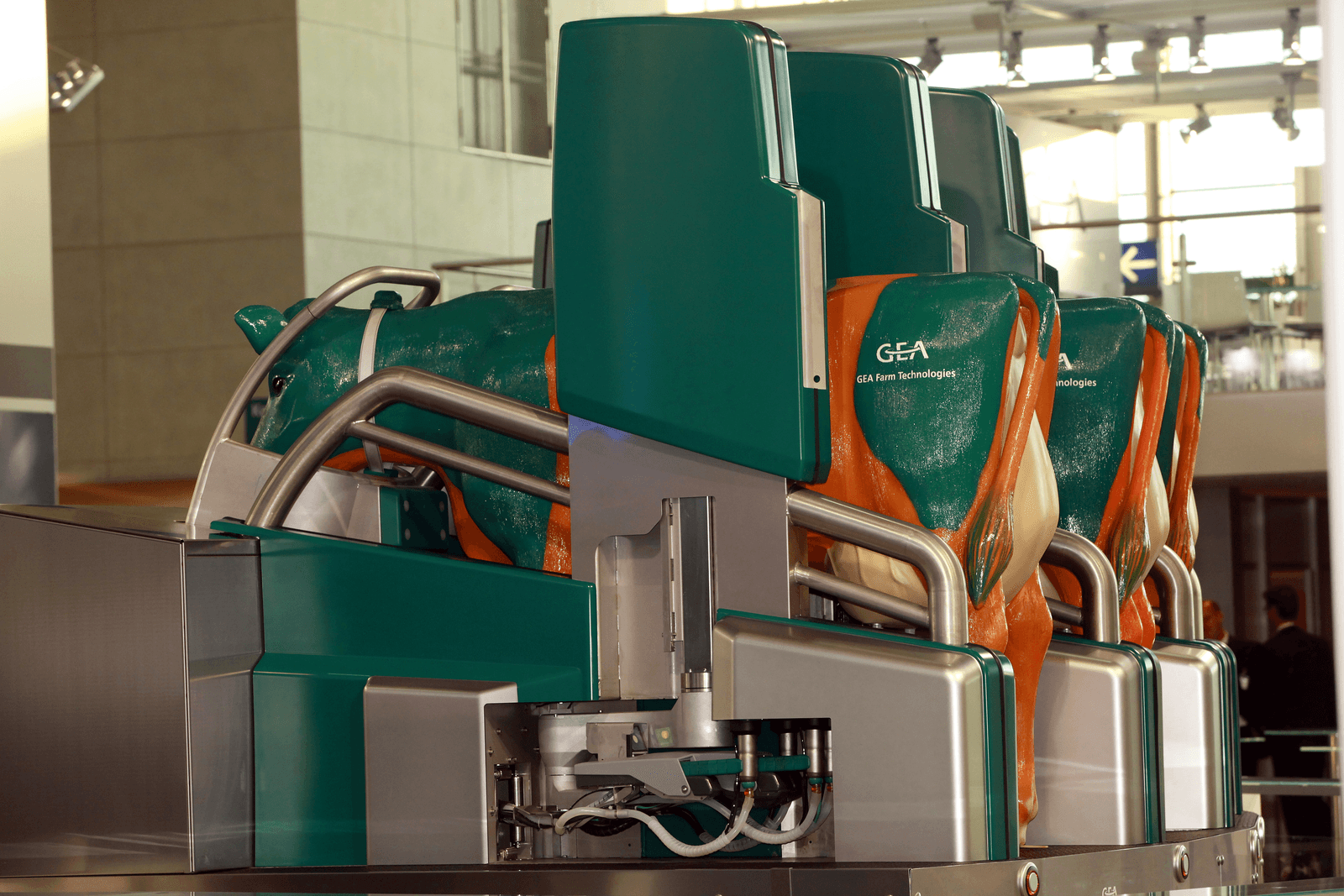 Al in 2012 presenteerde GEA op Eurotier het concept van een volledige geautomatiseerde draaimelkstal. Foto: Henk Riswick