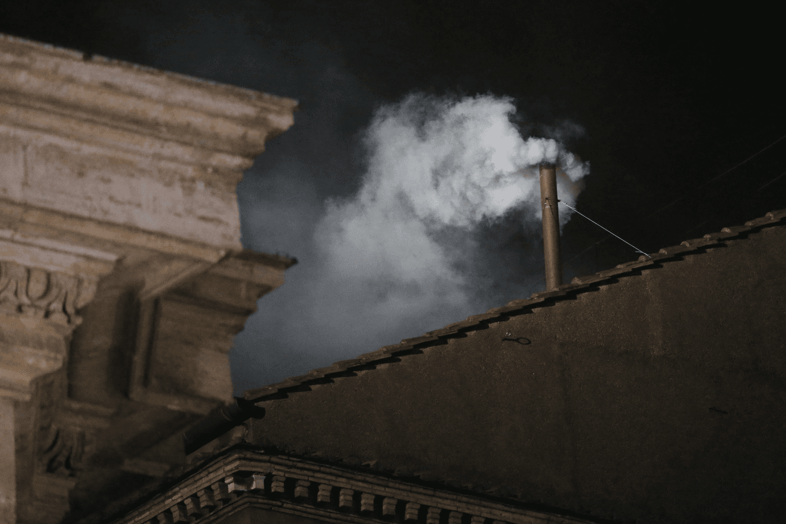Witte rook in het Vaticaan bij het kiezen van een nieuwe paus - Foto: ANP
