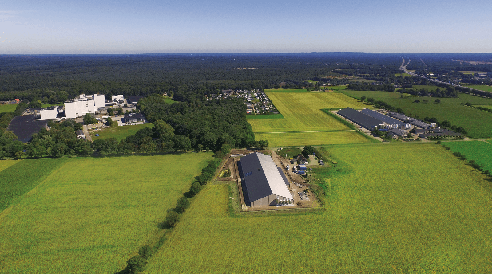 De fabriek van Denkavit, op de voorgrond de nieuwe onderzoekslocatie voor varkens.