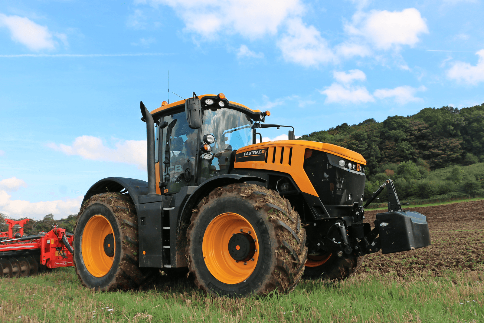 JCB vernieuwde de Fastrac 8000-serie. Het uiterlijk en de bouwwijze komen overeen met de lichtere 4000-serie. Die heeft namelijk ook de cabine in het midden, een geveerde voor- en achteras en een topsnelheid van 70 km/u. - Foto: Bob Karsten