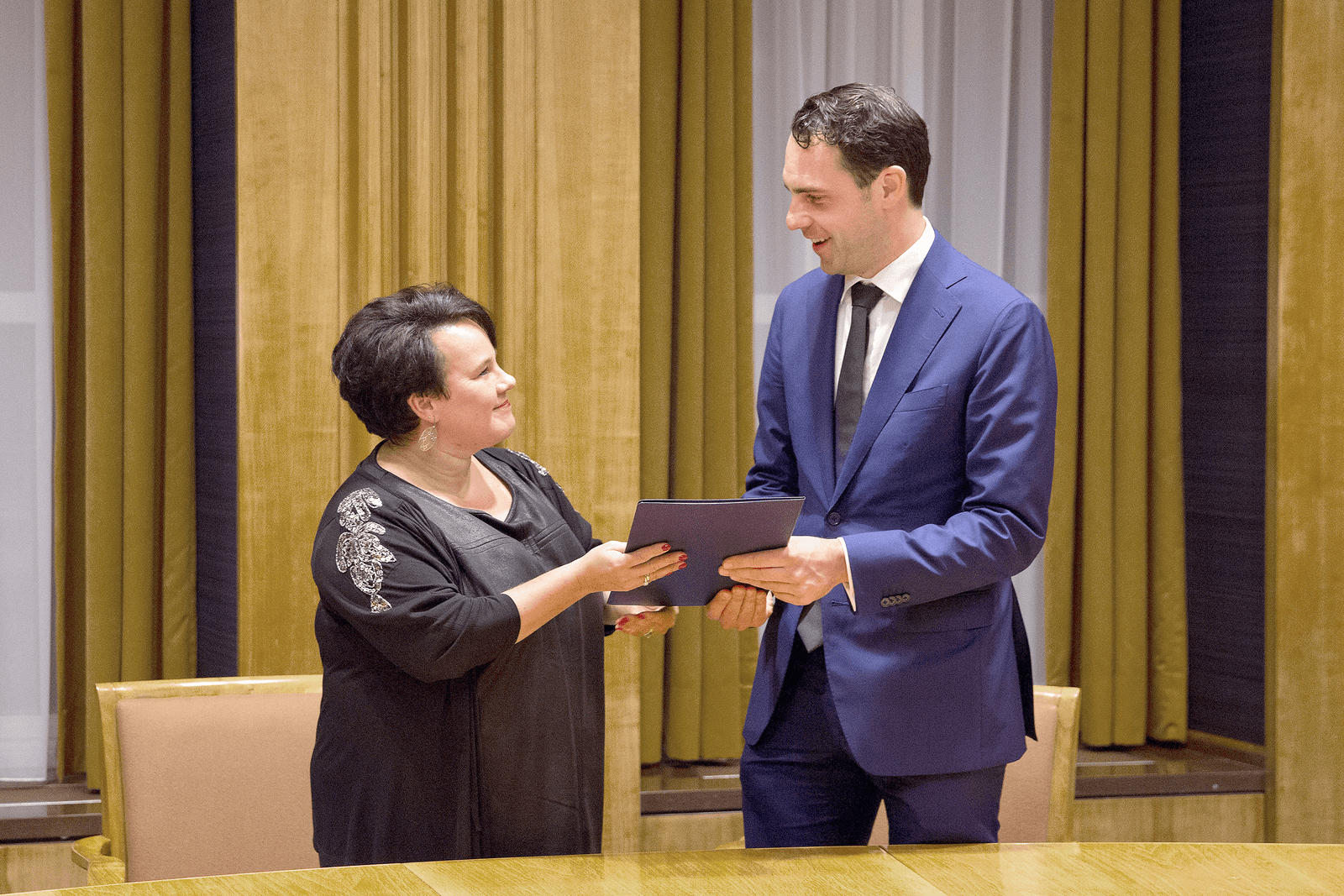 Op het ministerie van Economische Zaken droeg vorig jaar november oud-staatssecretaris van EZ Sharon Dijksma (l) de portefeuille over aan de nieuwe staatssecretaris Martijn van Dam (r). - Foto: Novum RegioFoto