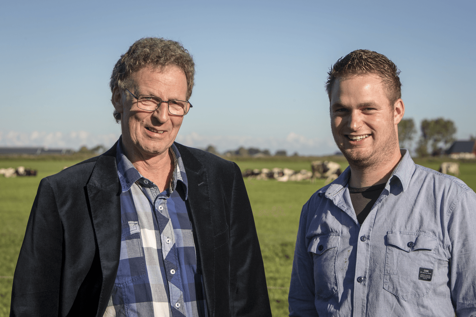 Pieter Heeg en zijn vader bij melkveebedrijf Sassinga - Foto: Anne van der Woude