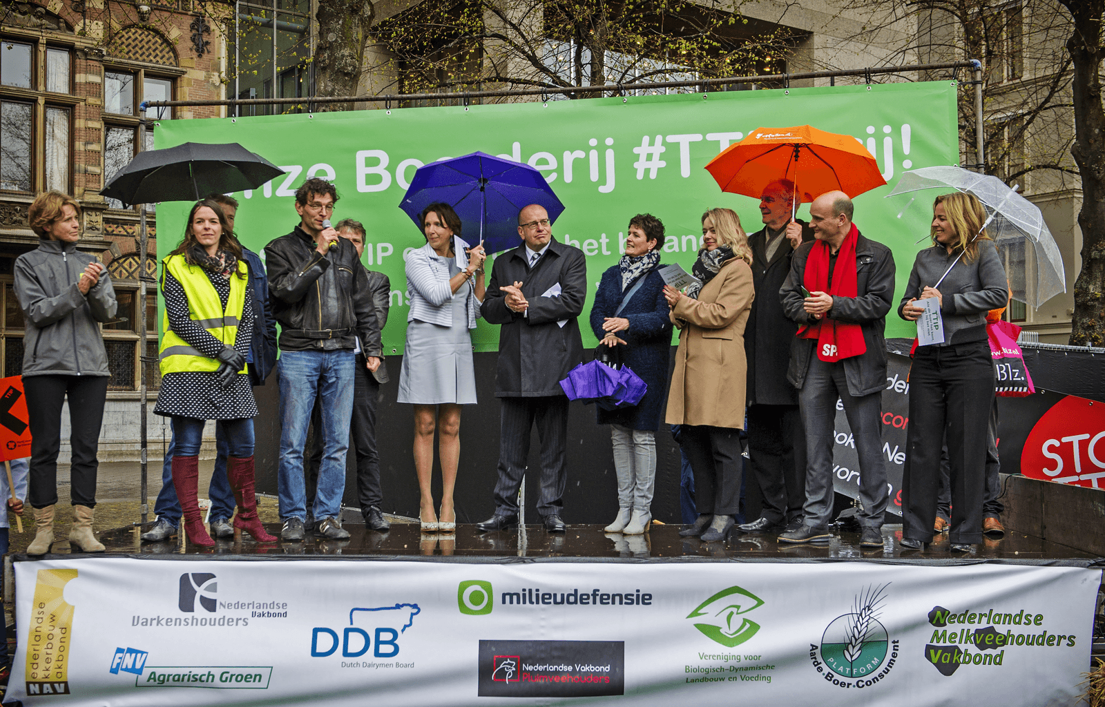 Een coalitie van boeren organisaties, FNV Groen en Milieudefensie biedt een manifest tegen TTIP aan aan Kamerleden op het Plein in Den Haag. De coalitie roept de politiek op onderhandelingen over TTIP te stoppen als er geen keiharde garanties worden gegeven dat via TTIP geen producten op de Europese markt komen die geproduceerd zijn onder milieu- arbeids- en dierenwelzijnsomstandigheden die in Europa niet zijn toegestaan. <br />Foto: Marten van Dijl / Milieudefensie
