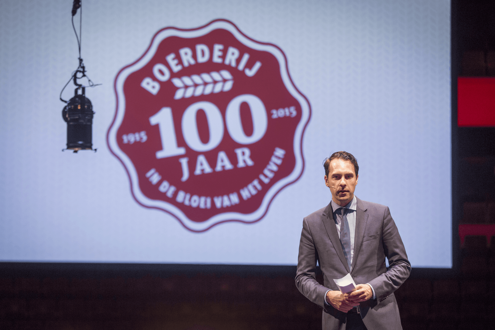 Staatssecretaris Martijn van Dam hield zijn eerste speech tijdens het jubileumdiner van Boerderij - Foto: Koos Groenewold
