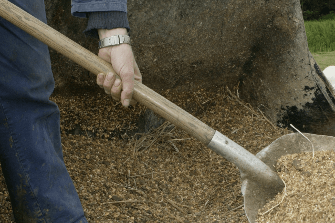 Bijna alles gaat met de shovel, maar een beetje noeste arbeid is er nog bij - Foto: Henk Riswick