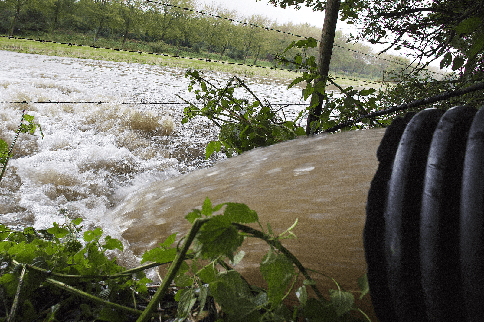 Noodpompen aan voor water in Oostflakkee - Foto: ANP