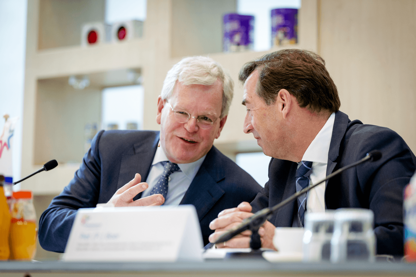 CEO Roelof Joosten (l) en coöperatievoorzitter Piet Boer van FrieslandCampina. Foto: ANP