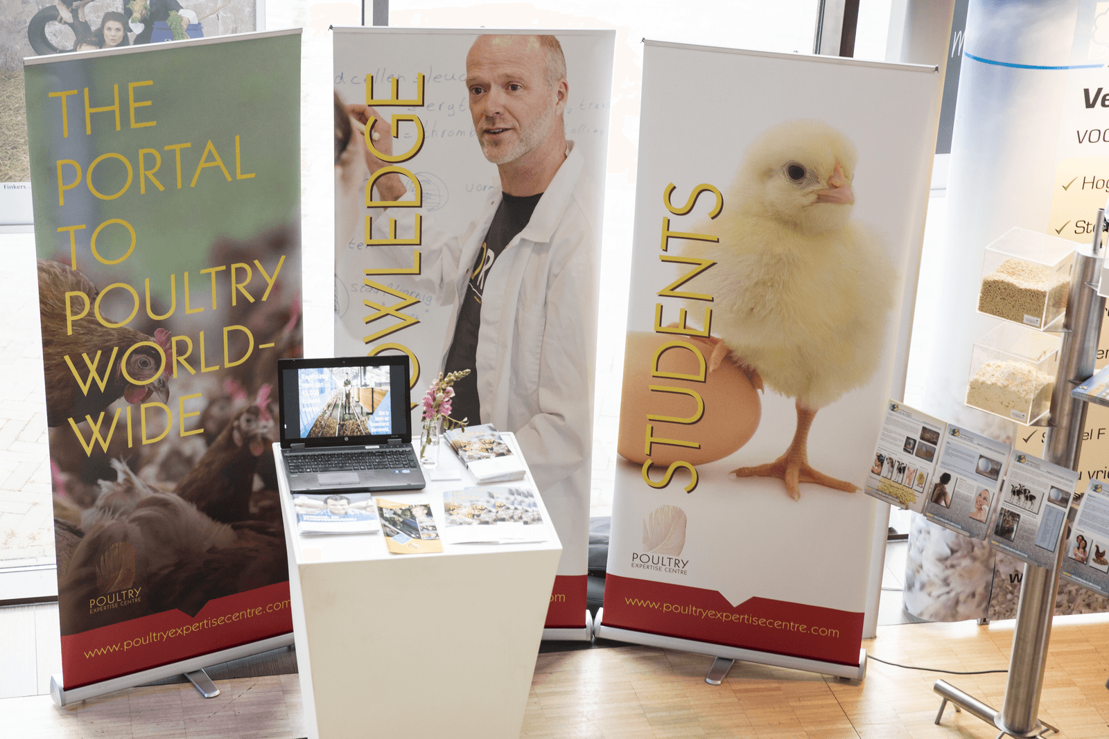 Informatiestand van Poultry Expertise Centre tijdens de NOP Pluimveerelatiedag dit jaar in Barneveld (Gld.). Foto: Koos Groenewold