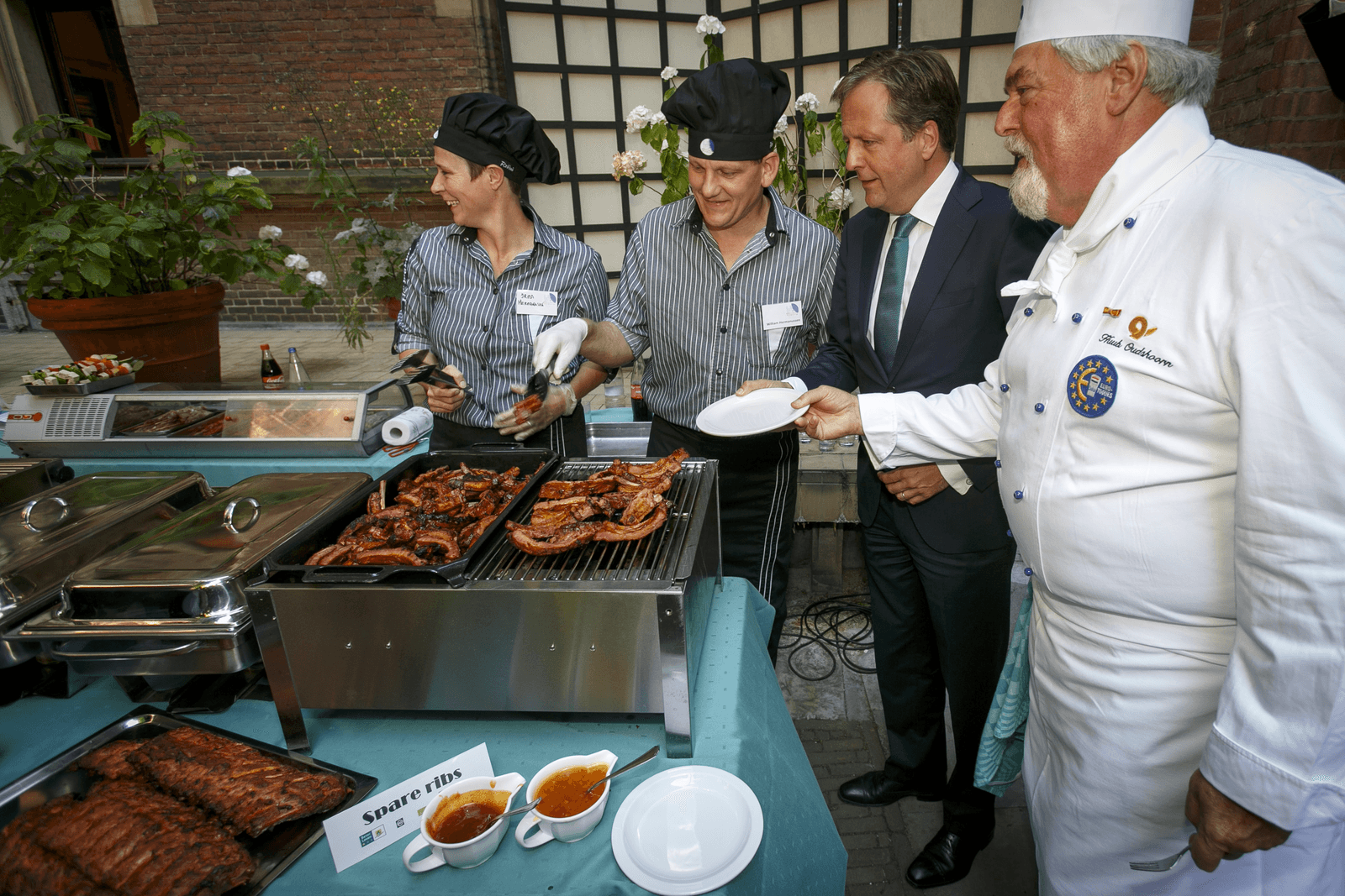 Lijsttrekker Alexander Pechtold tijdens de traditionele Binnenhof barbecue, op de laatste vergaderdag voor het zomerreces van de Tweede Kamer, twee jaar geleden. Foto: Roel Dijkstra