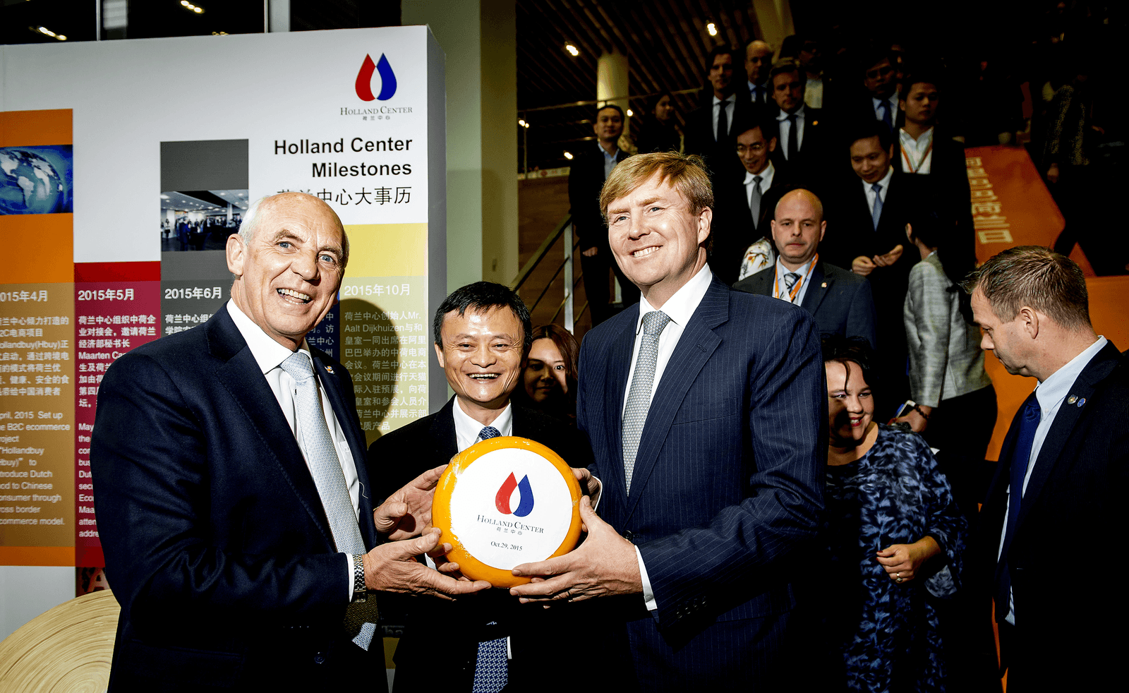 Huangzou, vestigingsplaats van Alibaba, vorig jaar. Koning Willem Alexander samen met oprichter Jack Ma van Alibaba, tijdens het staatsbezoek. Links Aalt Dijkhuizen van topsector Agri & Food, die samen met Edward Zhu uit China het Holland Center leidt. Foto: ANP
