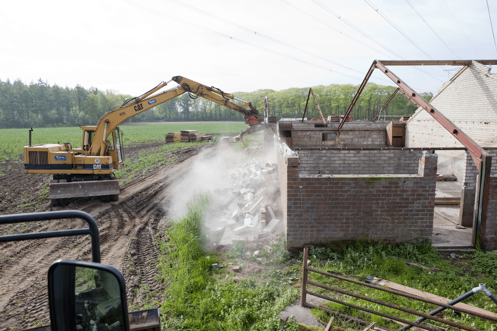 Volgens Alterra is de sloop van 'onaantrekkelijke stallen' onvermijdelijk. Het aantal vrijkomende agrarische bedrijven is te groot om overal herbestemming voor te vinden. Foto: Jan Willem Schouten