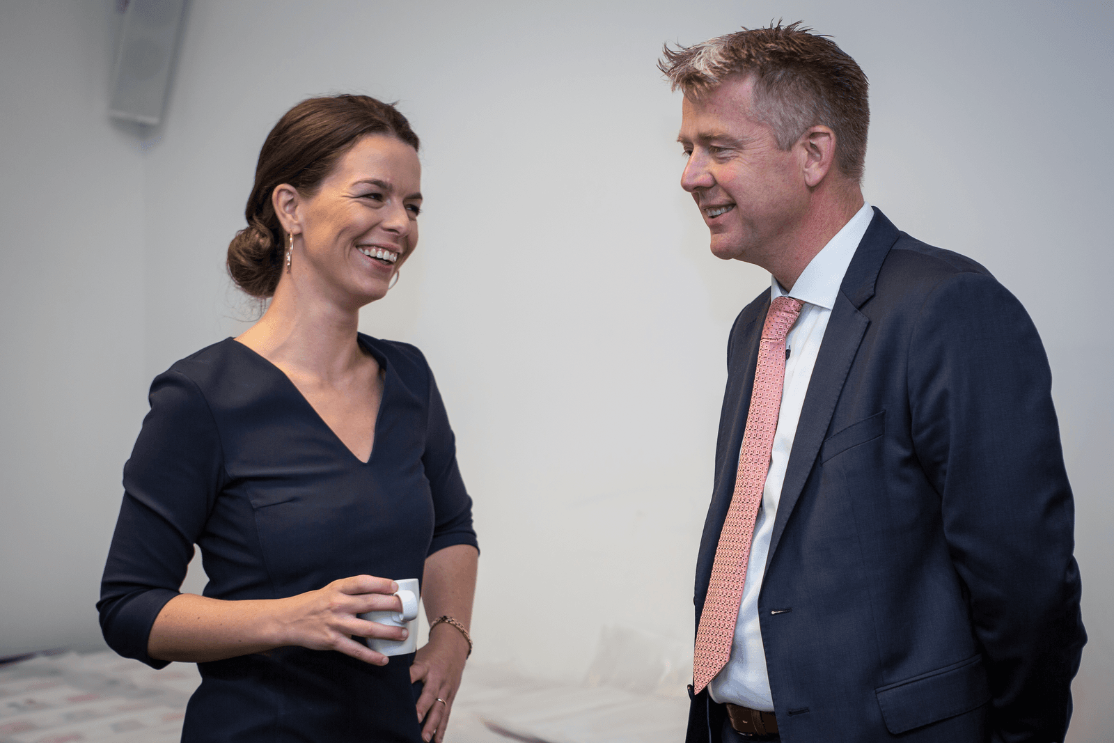 Ingrid Jansen (NVV) en Eric Douma (LTO Varkenshouderij).</p> <p>Foto: Peter Roek