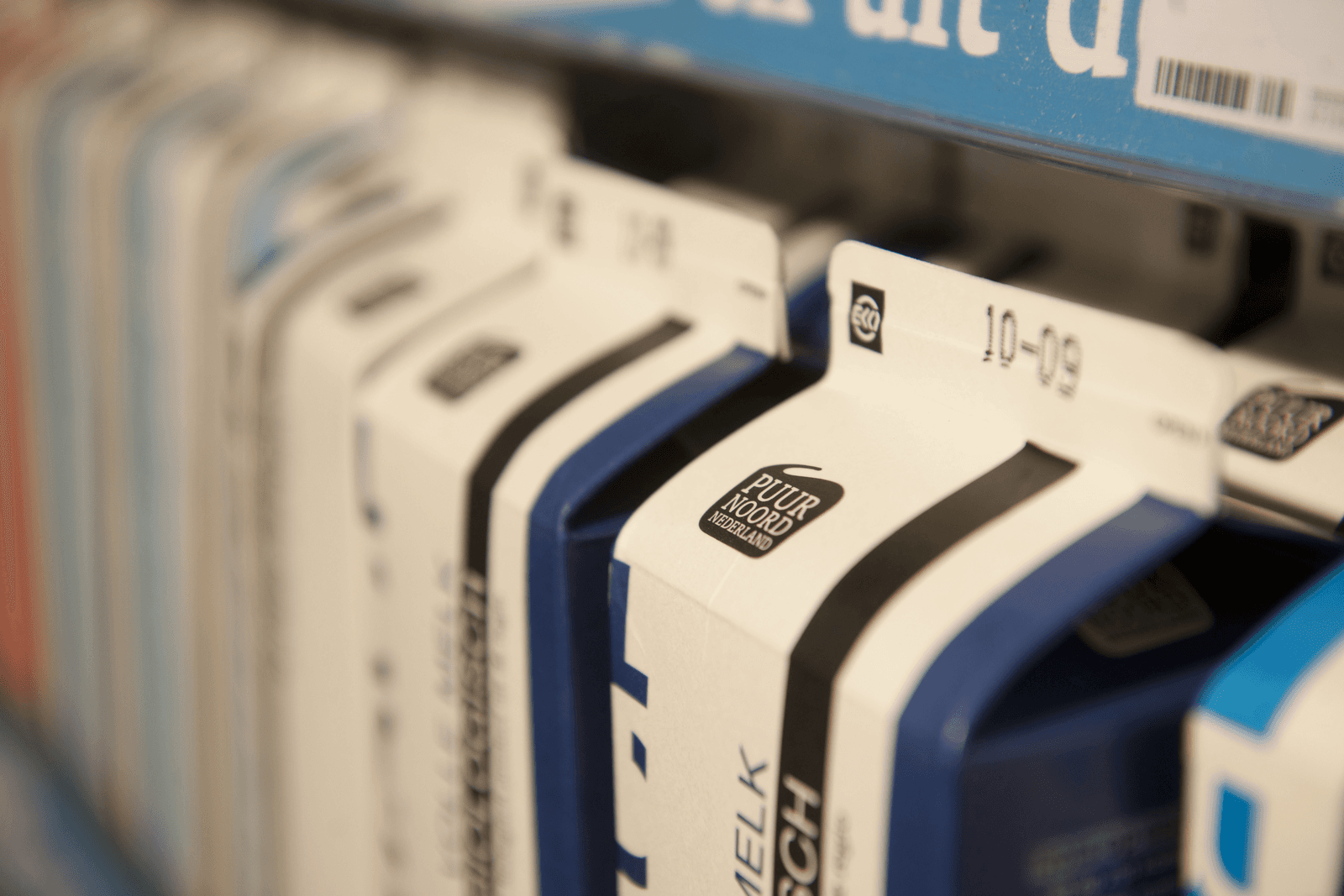 De extra eisen van supermarkten kunnen 30.000 kleine melkveebedrijven in Duitsland de kop kosten. - Foto: Mark Pasveer
