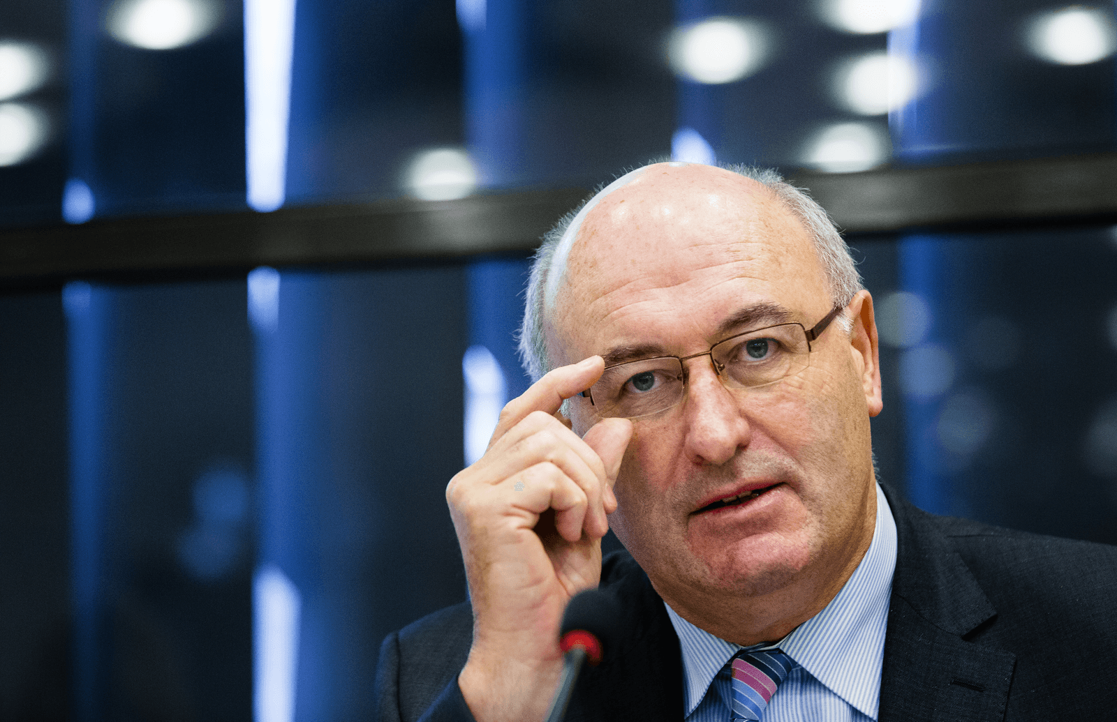 Eurocommissaris Phil Hogan kan de melkproductievermindering niet afdwingen. Foto: ANP