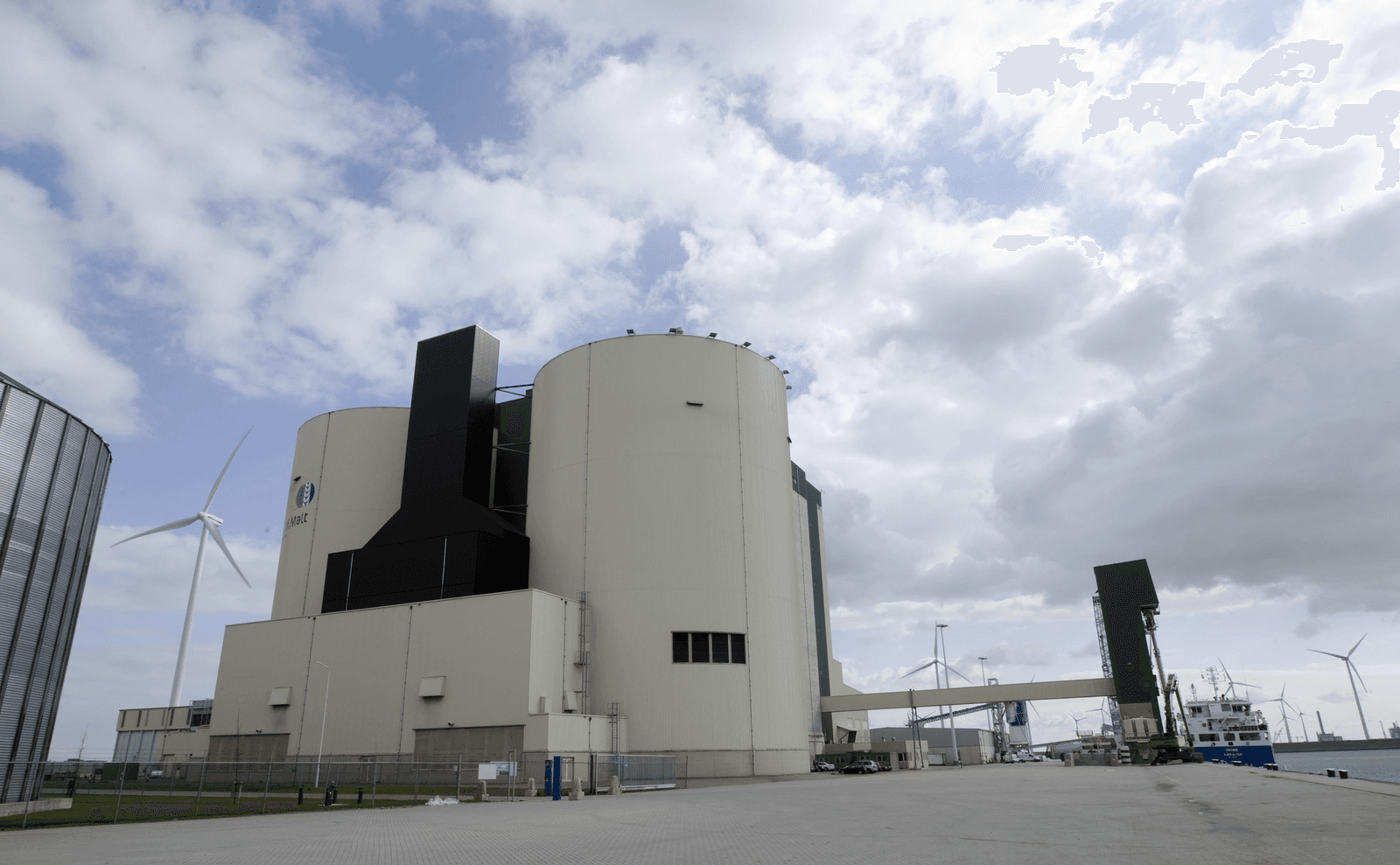 De moutfabriek van Holland Malt in de Eemshaven in Groningen - Foto: Dennis Beek