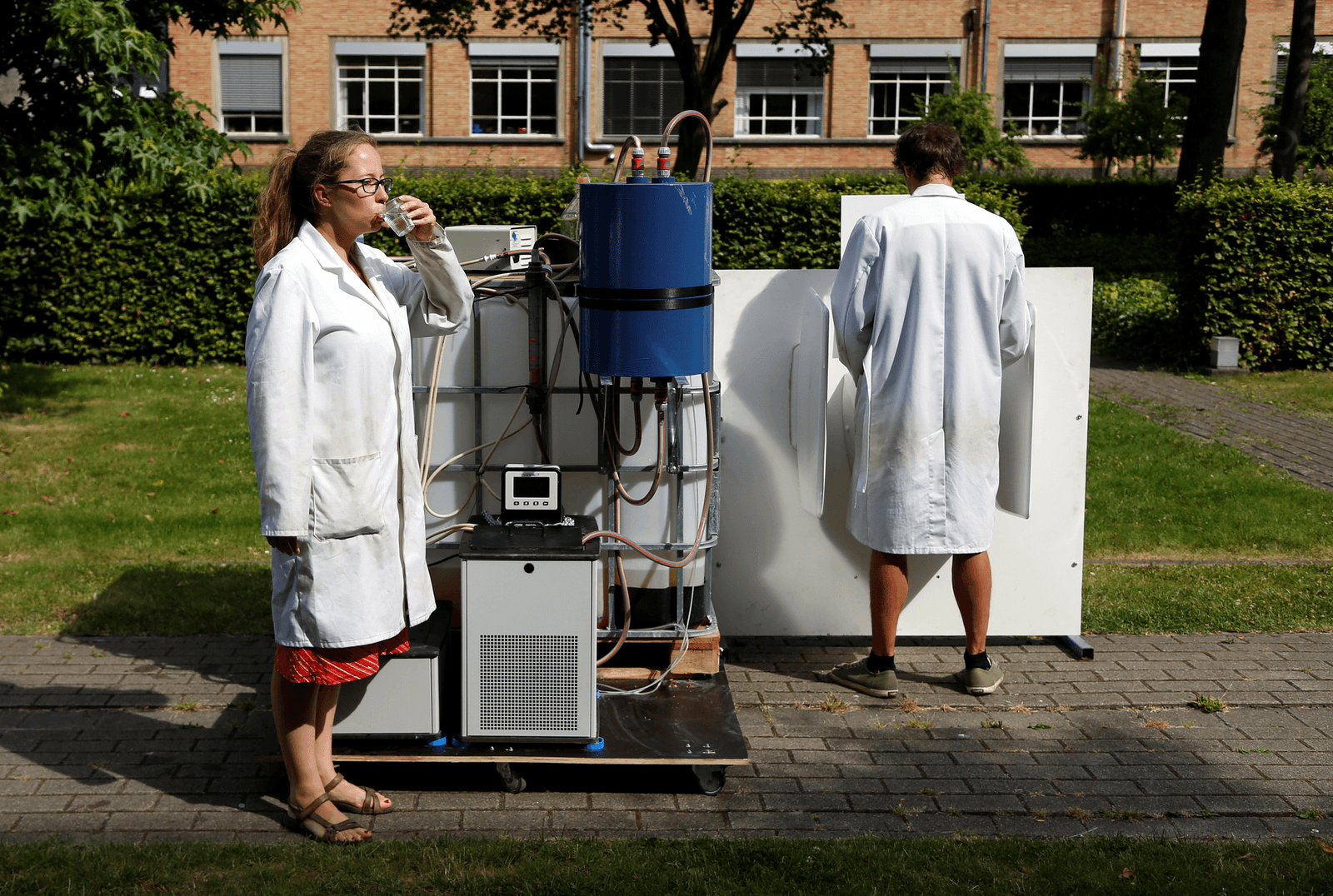 Drinkwater uit urine en brand in konijnenbedrijf - Foto: Reuters