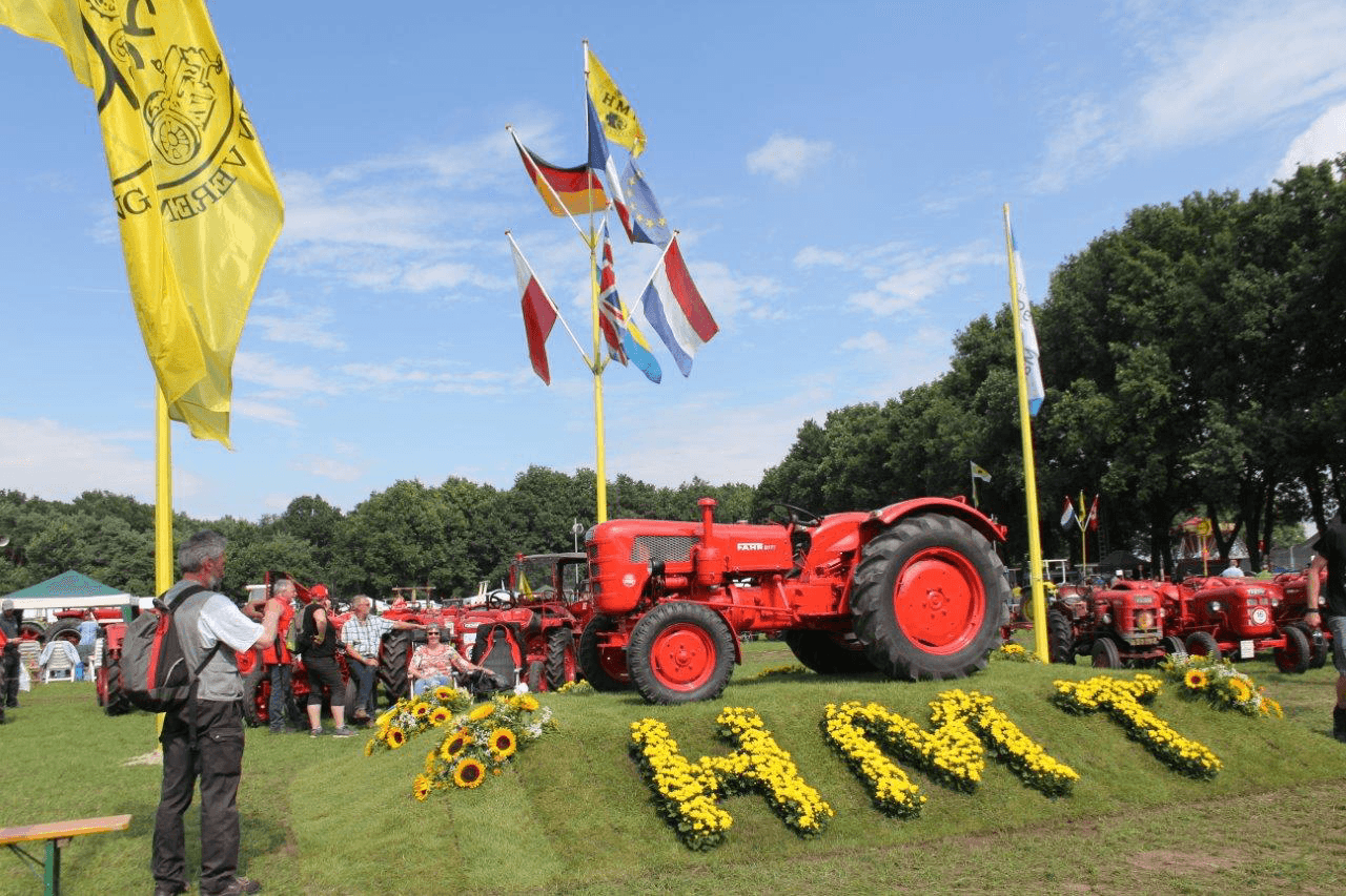 HMT Panningen: historische trekkers trekken de aandacht - Foto: Bas van Hattum