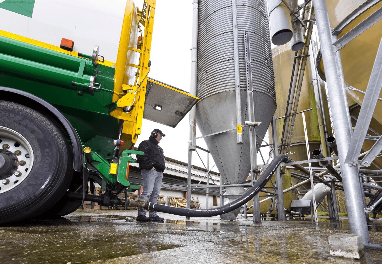 Voerleveranciers koppelen aan antibioticagebruik. - Foto: Ruud Ploeg