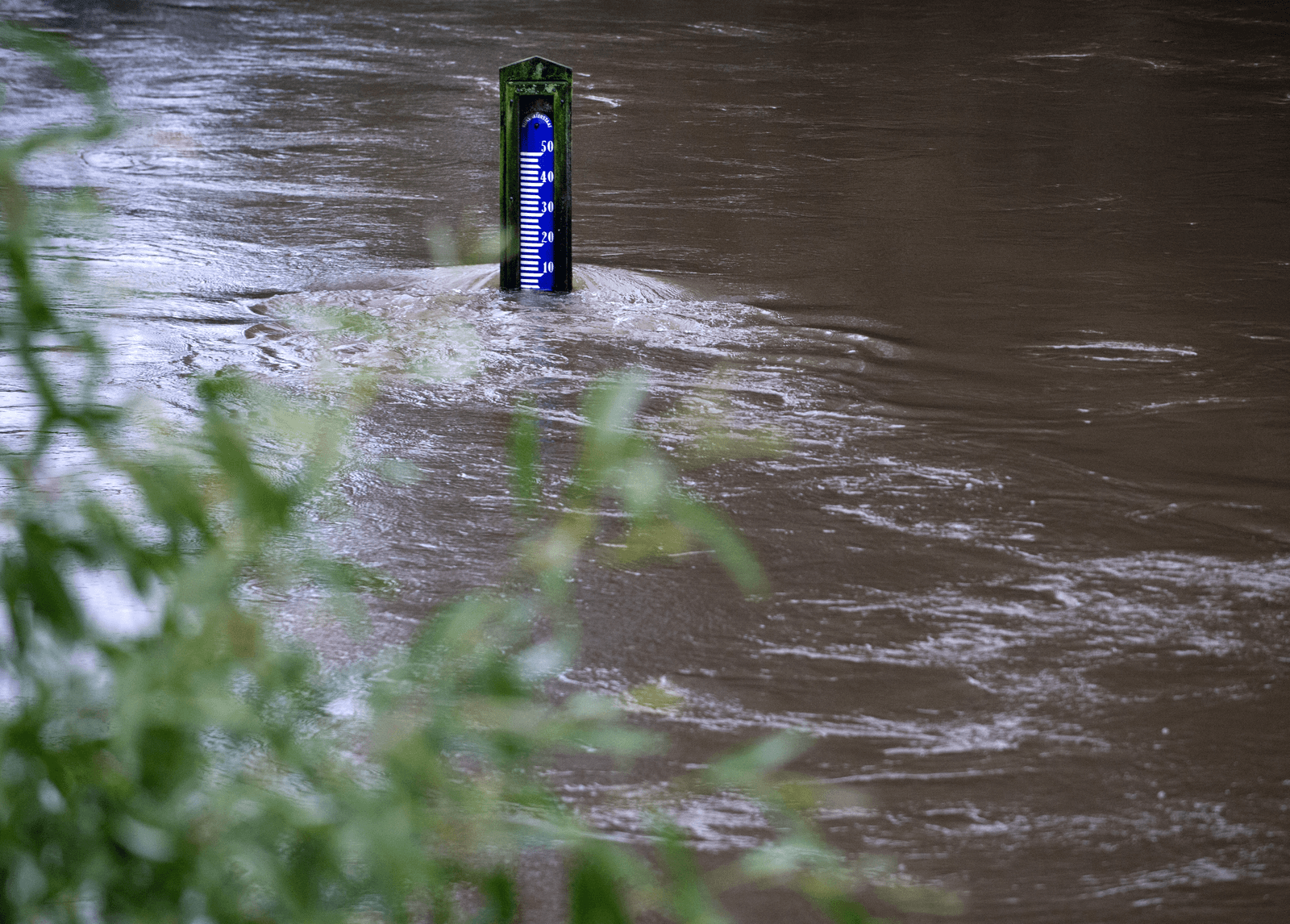 Wateroverlast? Trek snel aan de bel - Foto: ANP