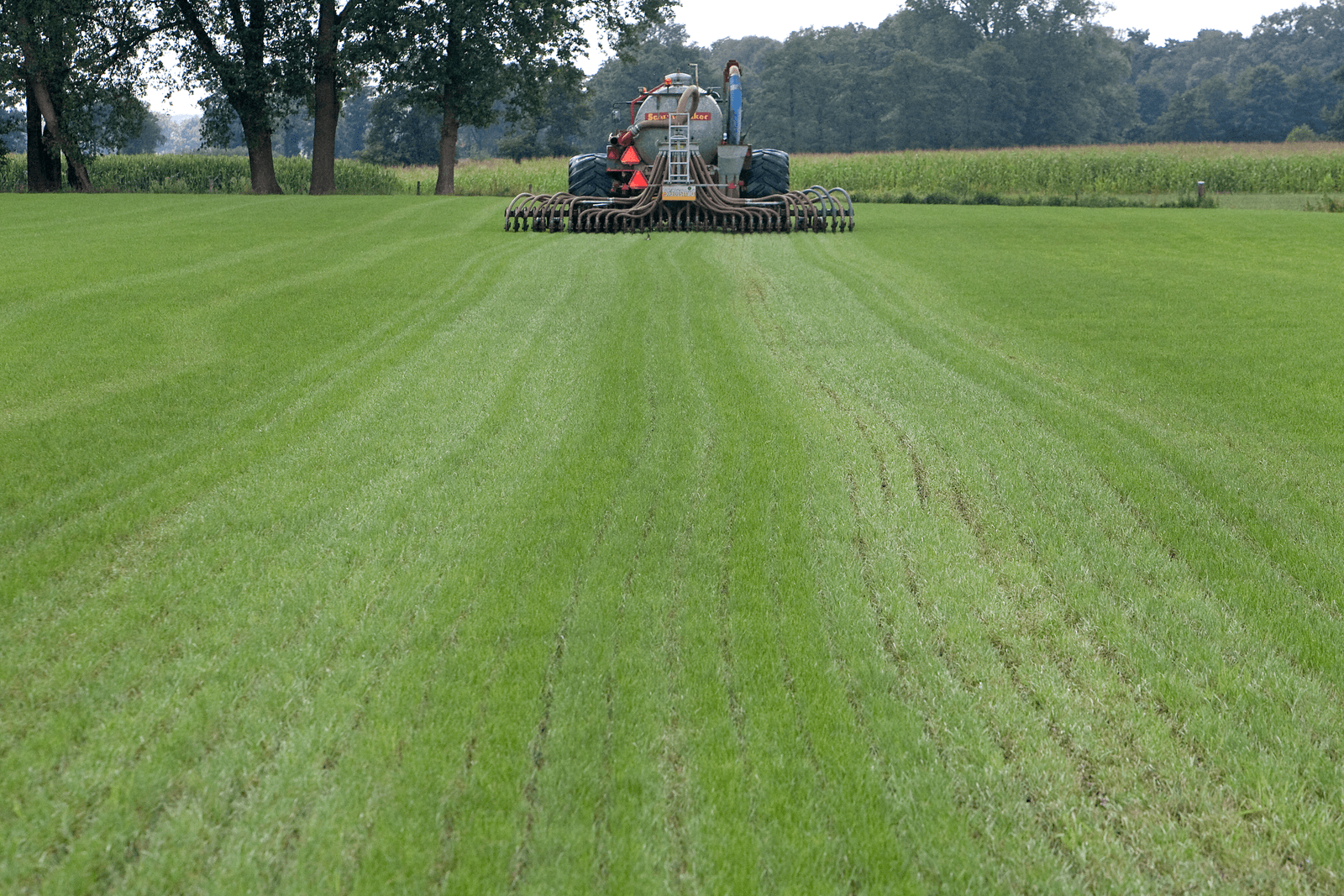 Nederland heeft in het verleden al forse inspanningen verricht om de uitstoot van ammoniak te verminderen, zoals emissiearm uitrijden van mest. - Foto: Ronald Hissink