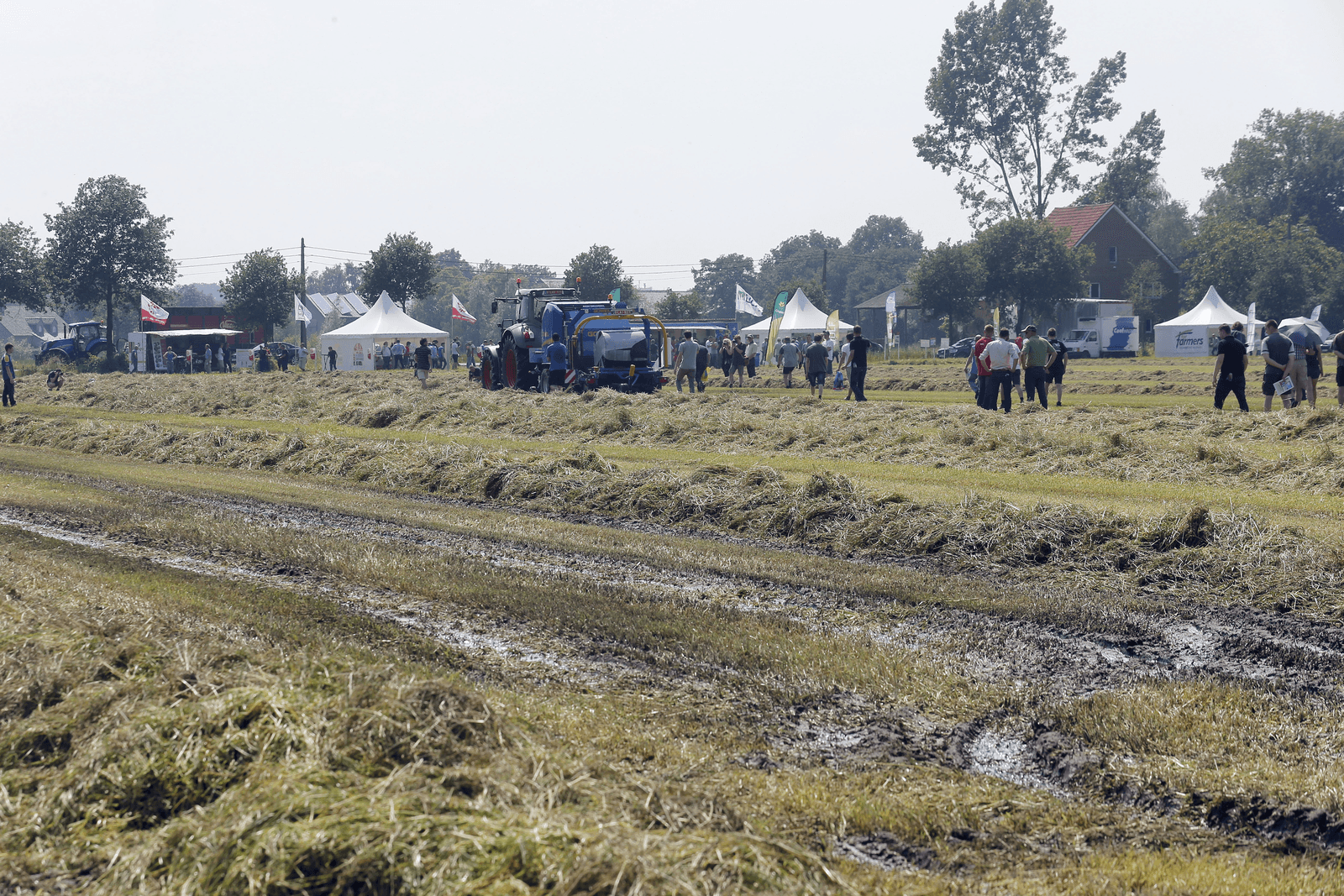 Ondanks de vele regen en natte omstandigheden rond het plaatsje Geel koos de organisatie toch om de demonstratie door te zetten. De temperatuur liep op tot boven 30 graden, maar de bodem bleef nat. Publiek, bodem en machines hadden het zwaar. Wel was er met 91 machines van 21 merken veel te zien.</p> <p><em>Foto's: Bert Jansen</em>