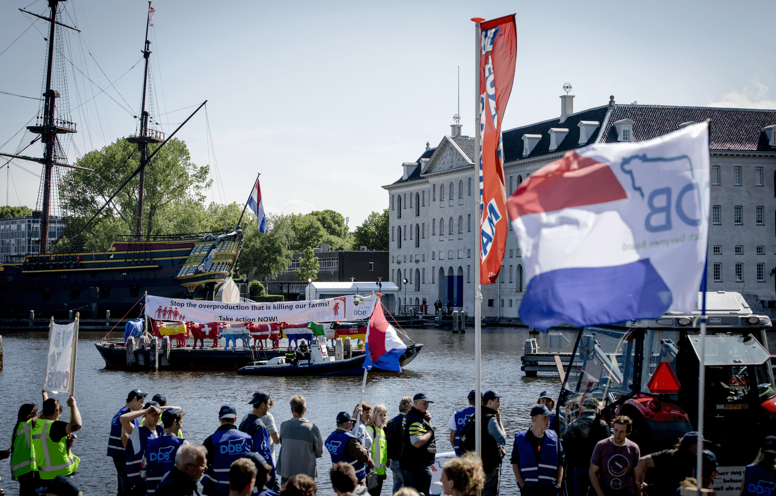 Demonstratie van melkveehouders voor het Scheepvaartmuseum in Amsterdam, waar de Europese ministers dinsdag 31 mei bijeenkwamen.</p> <p>Foto: ANP