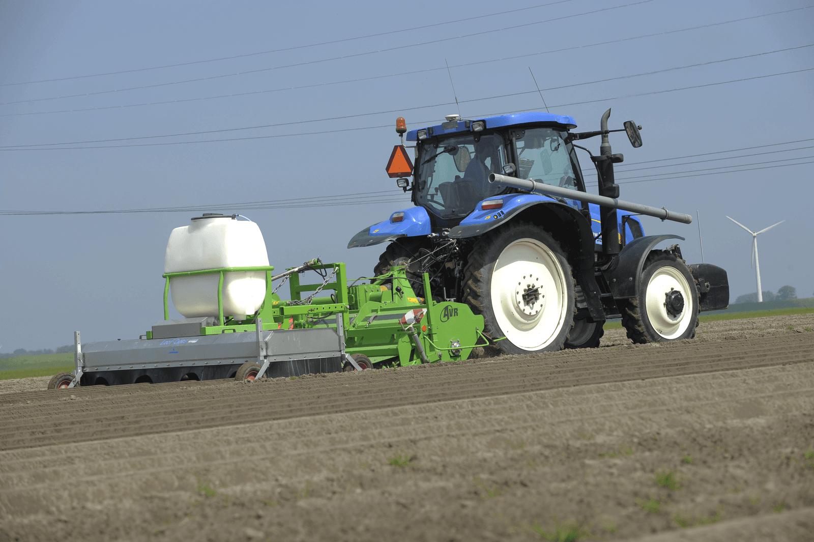 Onkruidbestrijding en toediening van bestrijdingsmiddelen in aardappelen.<br /><em>Foto: Fotopersburo Dijkstra bv</em>