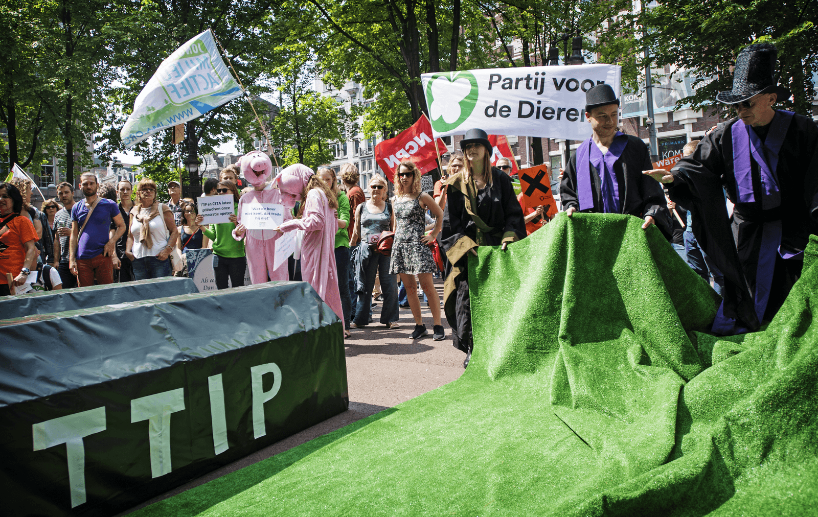 TTIP roept veel protesten op. Op de <em>foto</em> een eerder protest tegen TTIP, in Amsterdam. Nu roert de Amerikaanse zuivel zich.<br /><em>Foto: ANP</em>