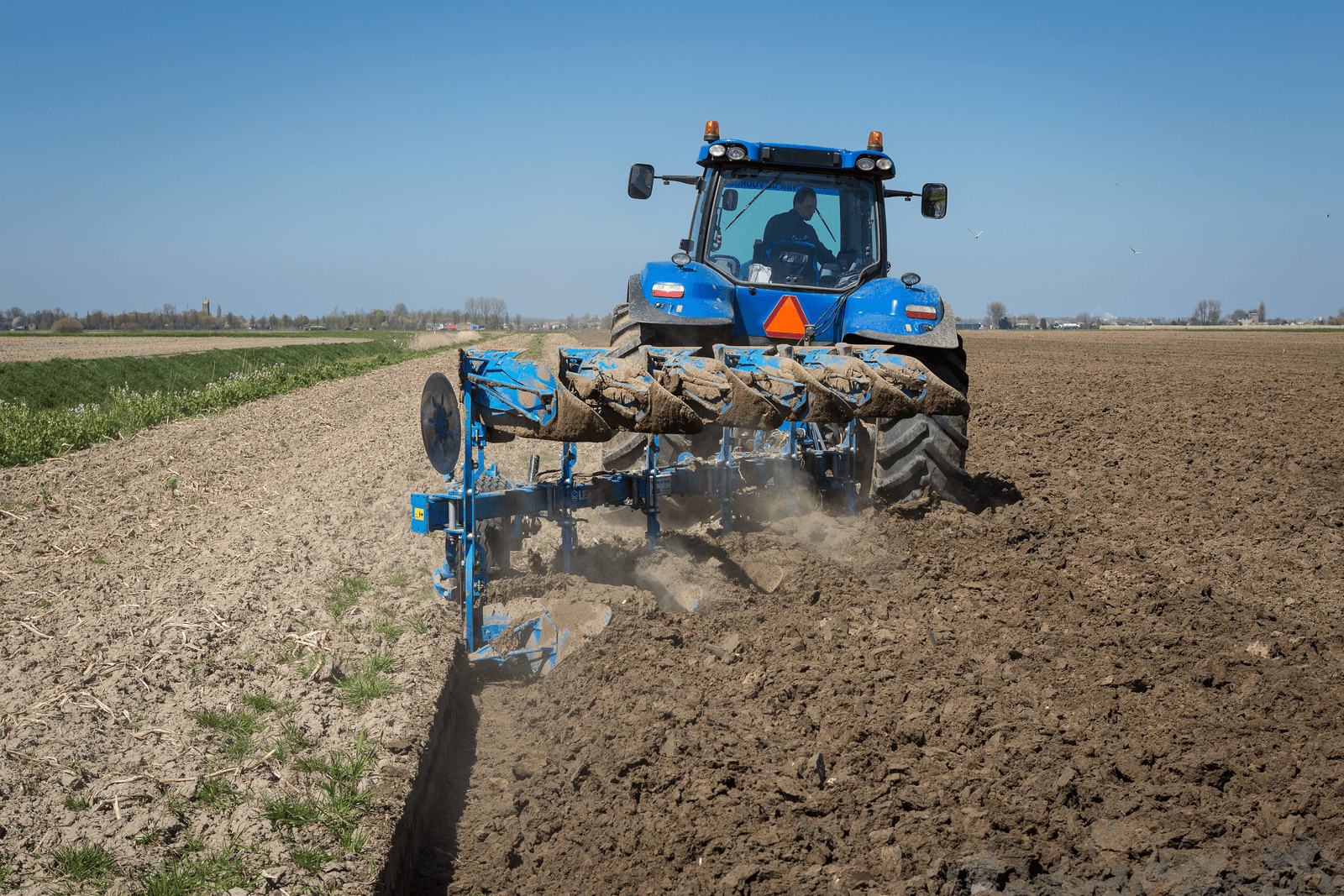 Ploegwerkzaamheden in Zuidwest-Nederland, voorjaar 2016.</p> <p><em>Foto: Peter Roek</em>
