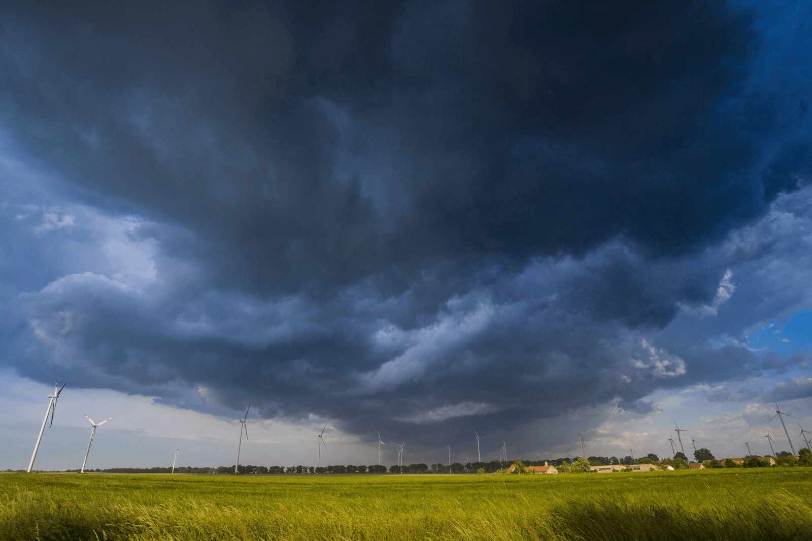 Donkere wolken boven Duitse akkers.</p> <p><em>Foto's: ANP</em>