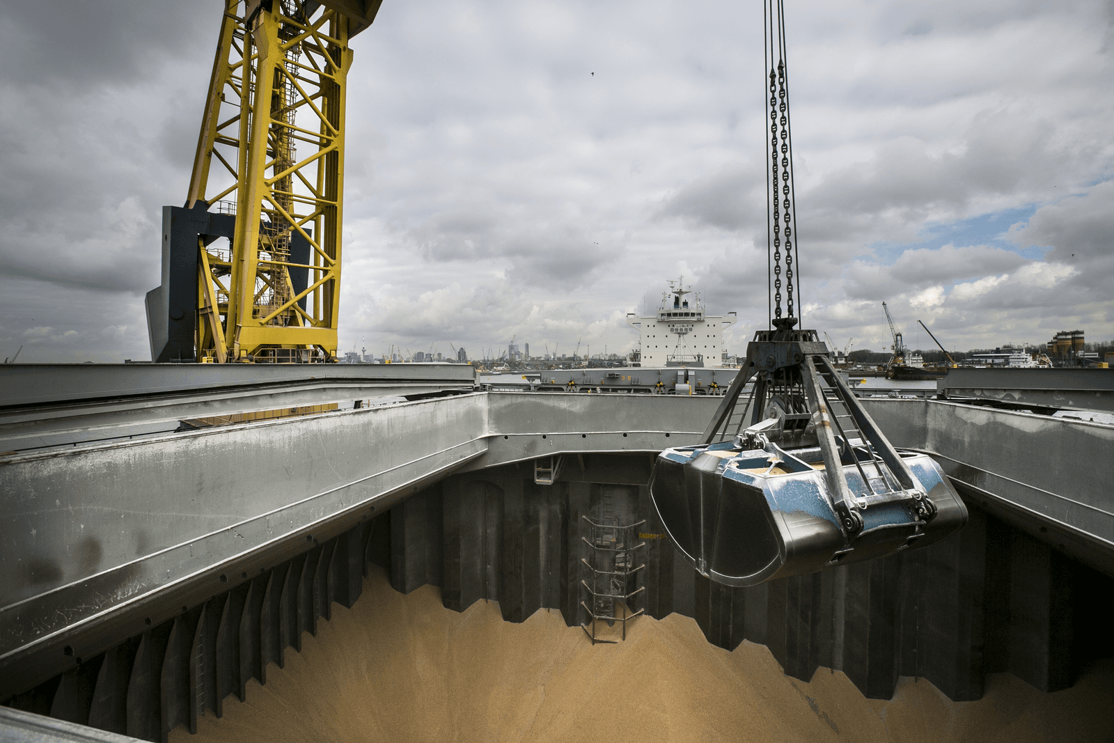 Overslag van mais in de haven van Rotterdam.</p> <p><em>Foto: Roel Dijkstra</em>